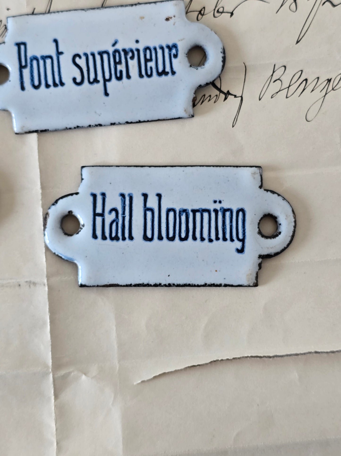 vanhoja ranskankielisiä emalikylttejä