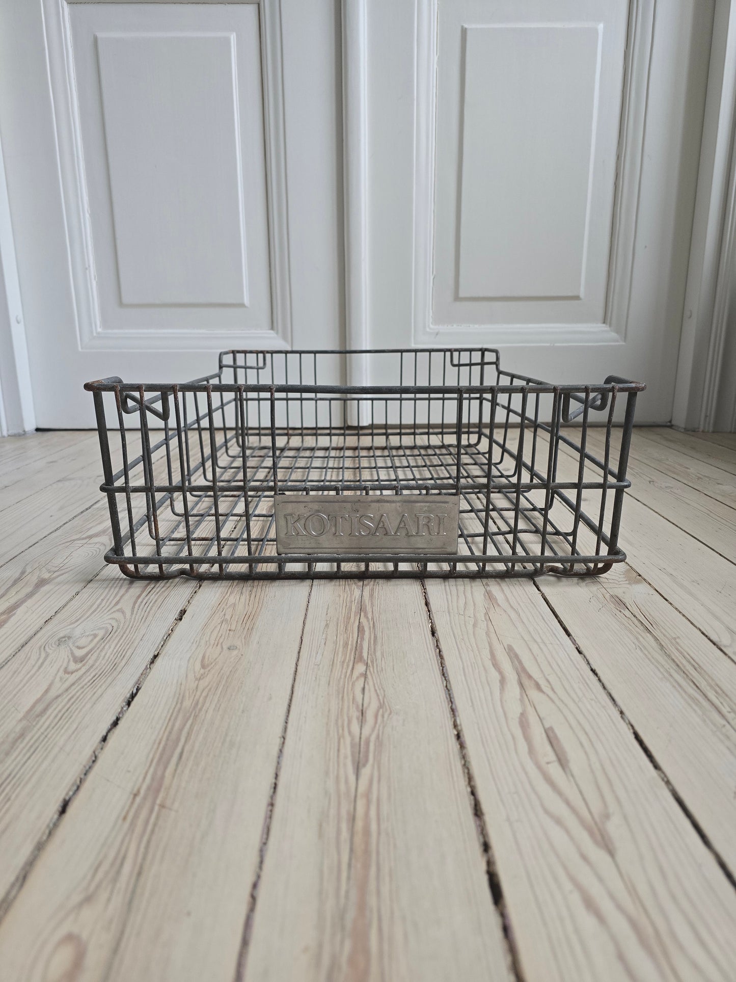 Vanha teollinen vintage metallikori sisustukseen