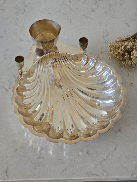 Iso simpukka-astia kulholla