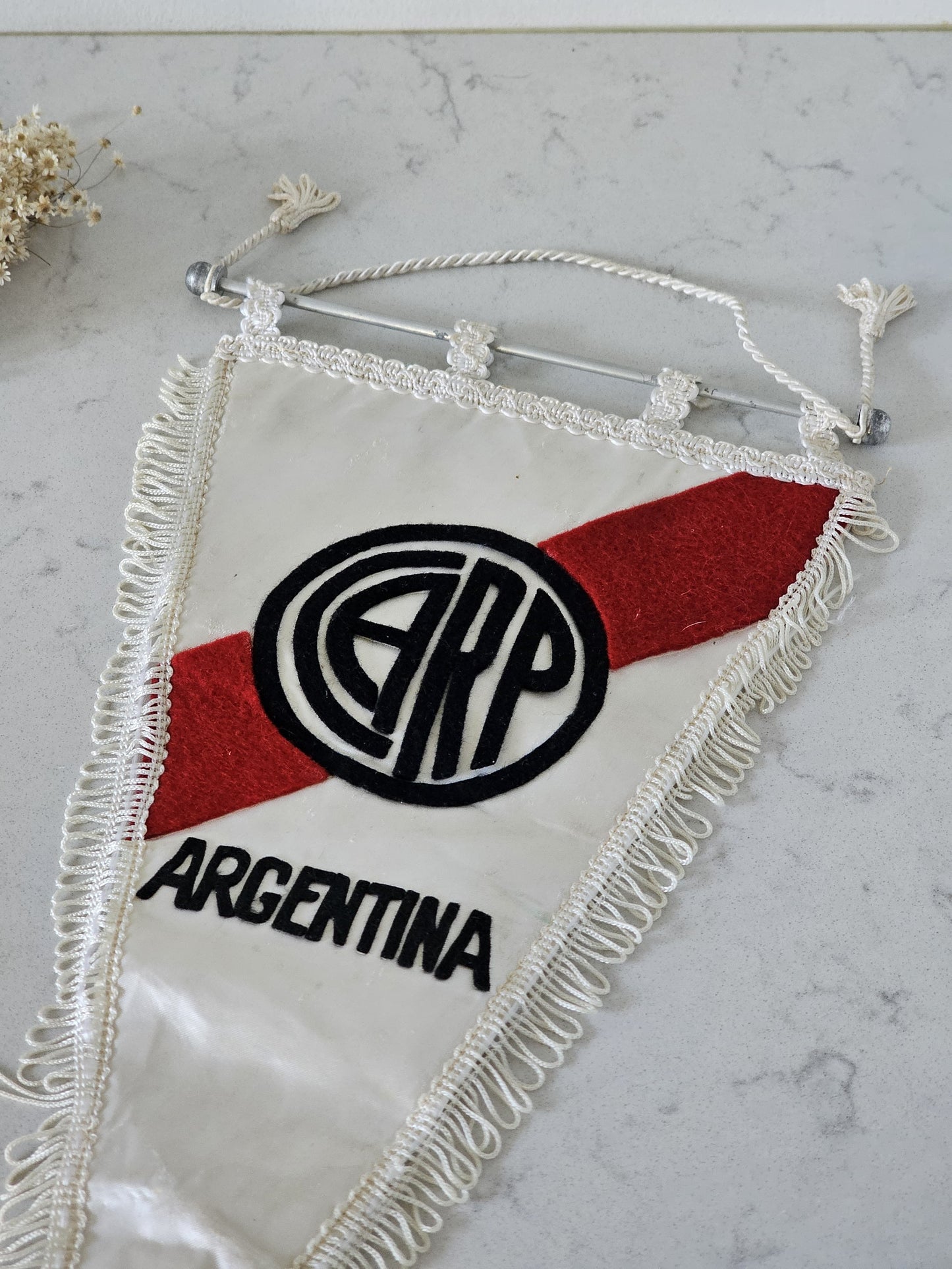 Vanha argentiinalaisen jalkapallojoukkue CARP:n (Club Atlético River Plate) viiri 1960-luvulta