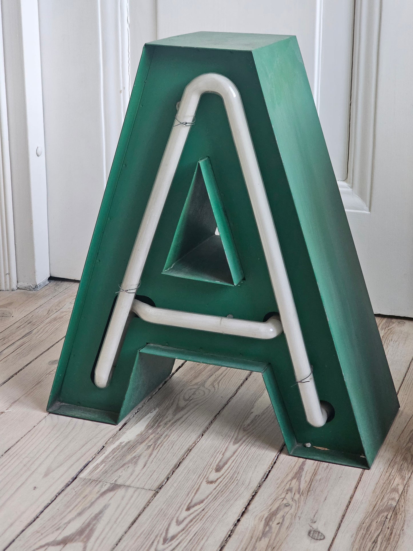 Kyläkaupan neon-valokirjaimia