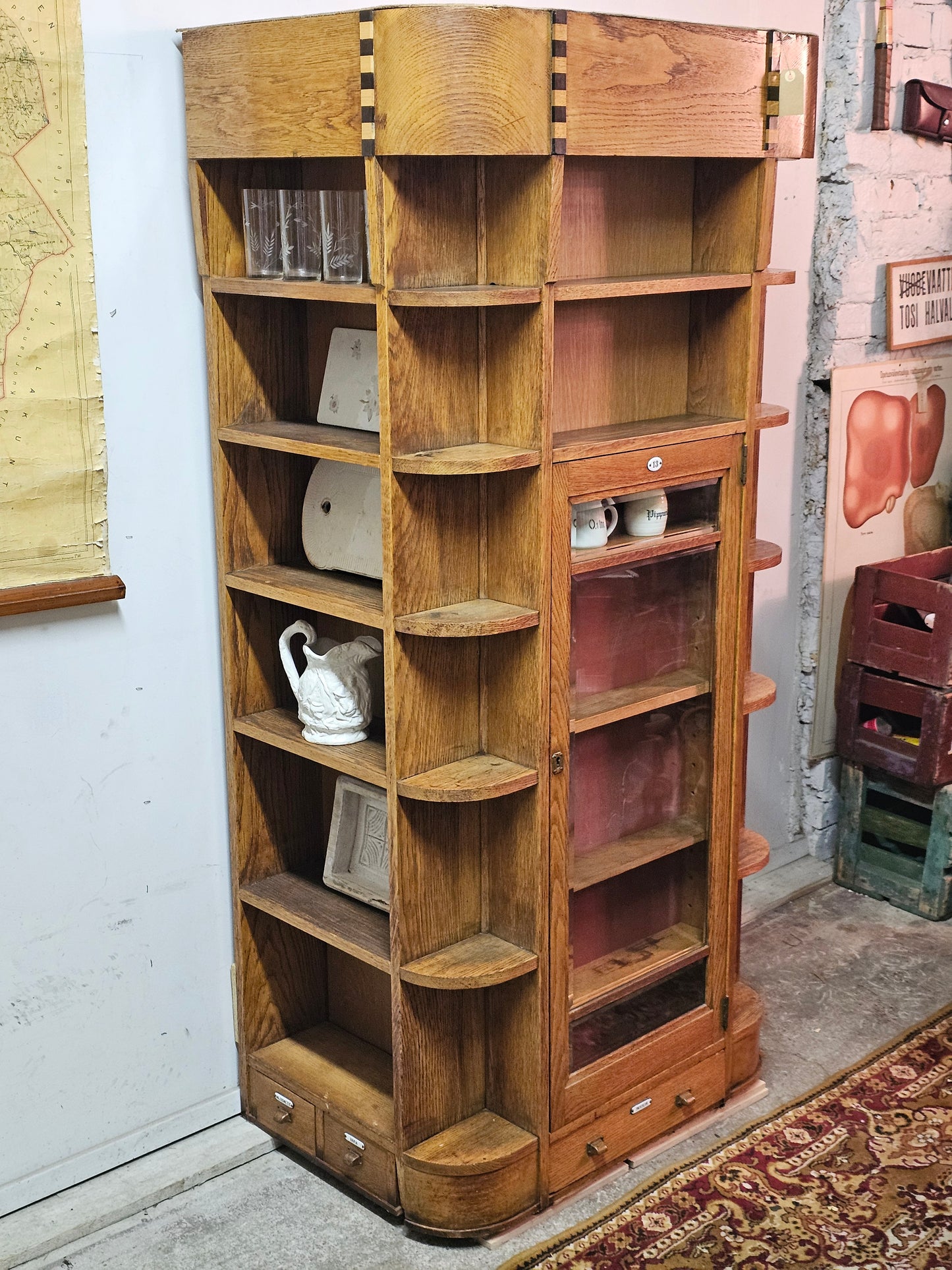 Vanha antiikki apteekkarin kaappi