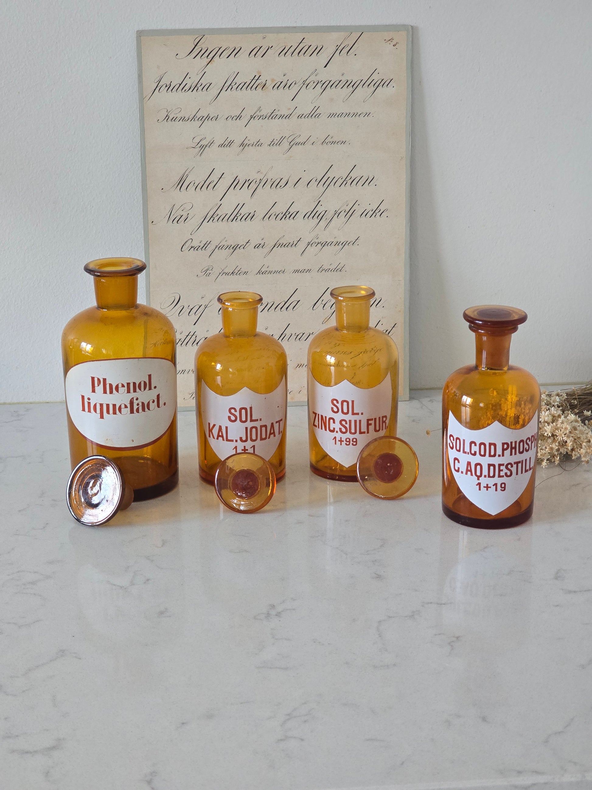 Vanhat lasiset vintage apteekkipullot sisustukseen