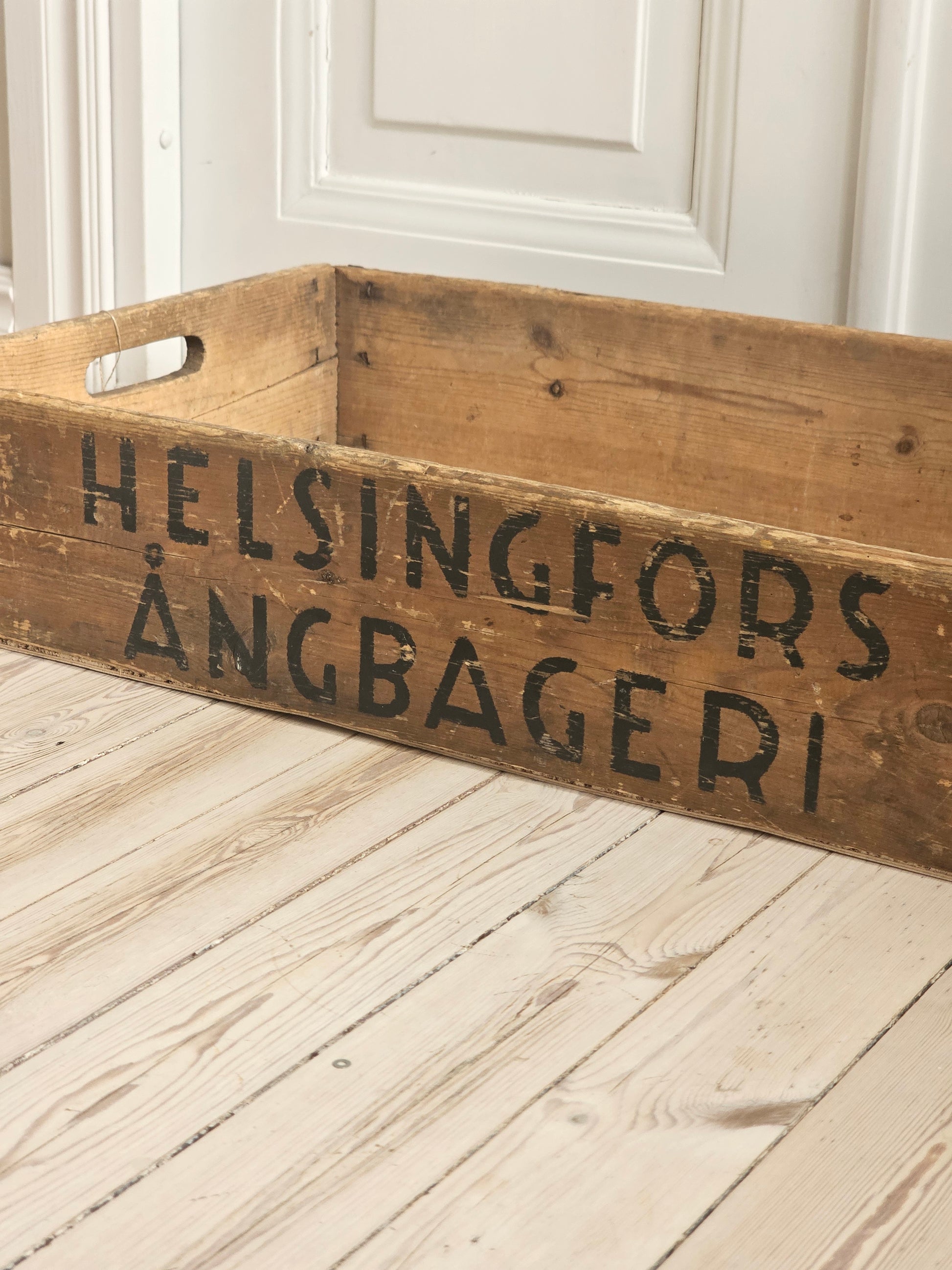 Vanha puulaatikko Helsingin höyryleipomo