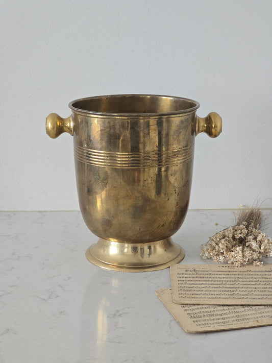 Vanha messinkinen vintage cooler