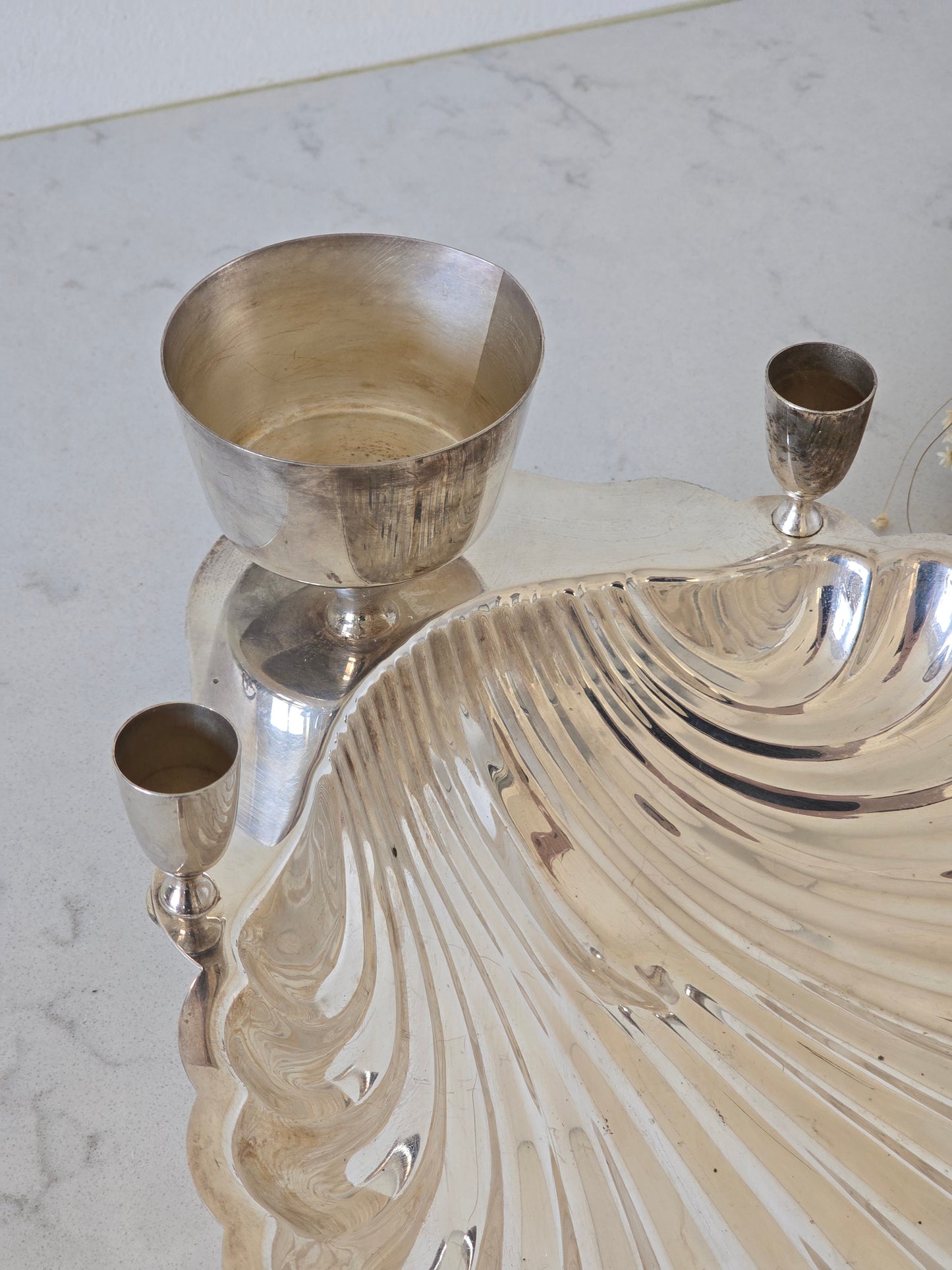 Iso simpukka-astia kulholla