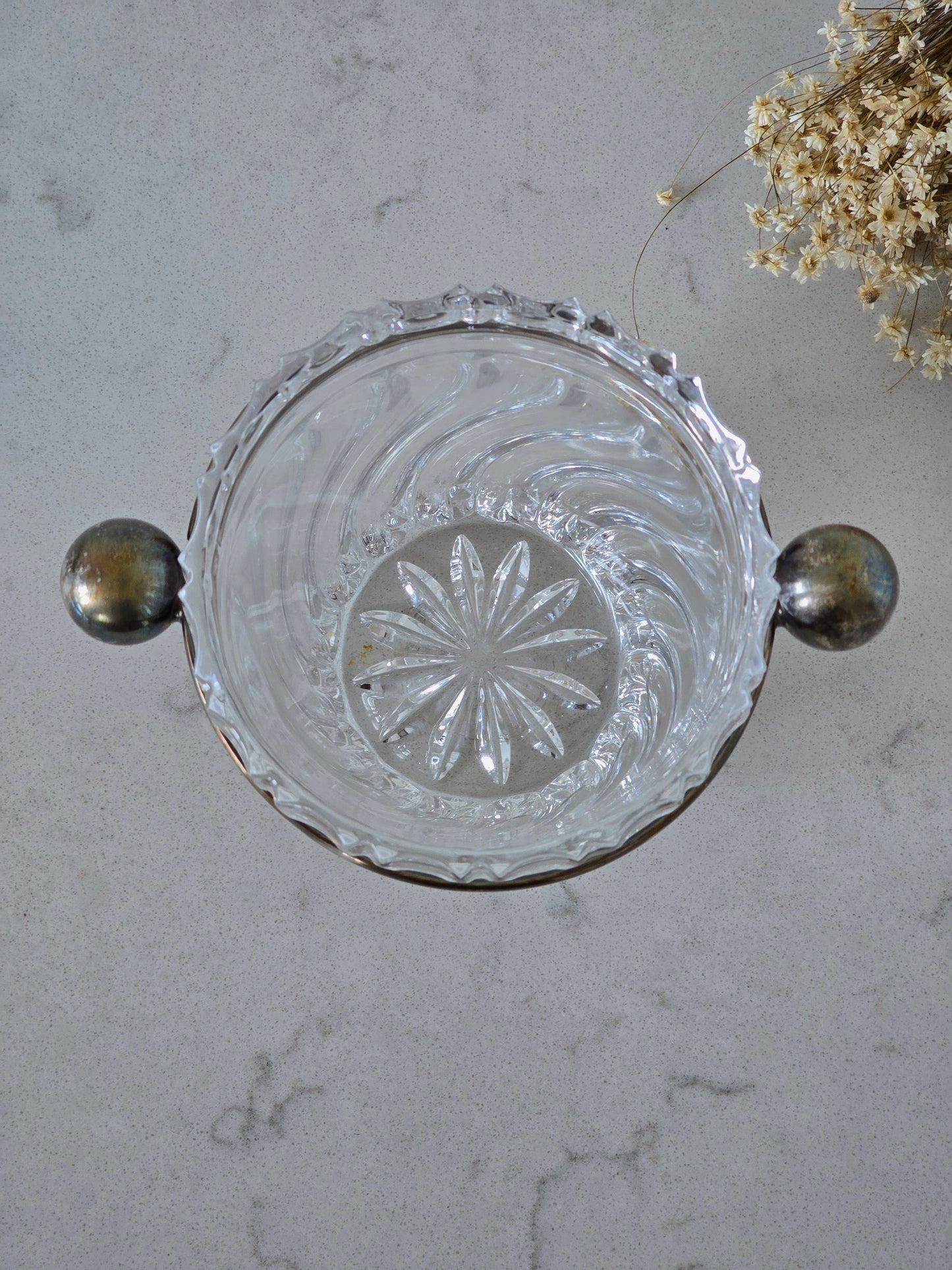 Vanha kristallinen vintage jääpala-astia