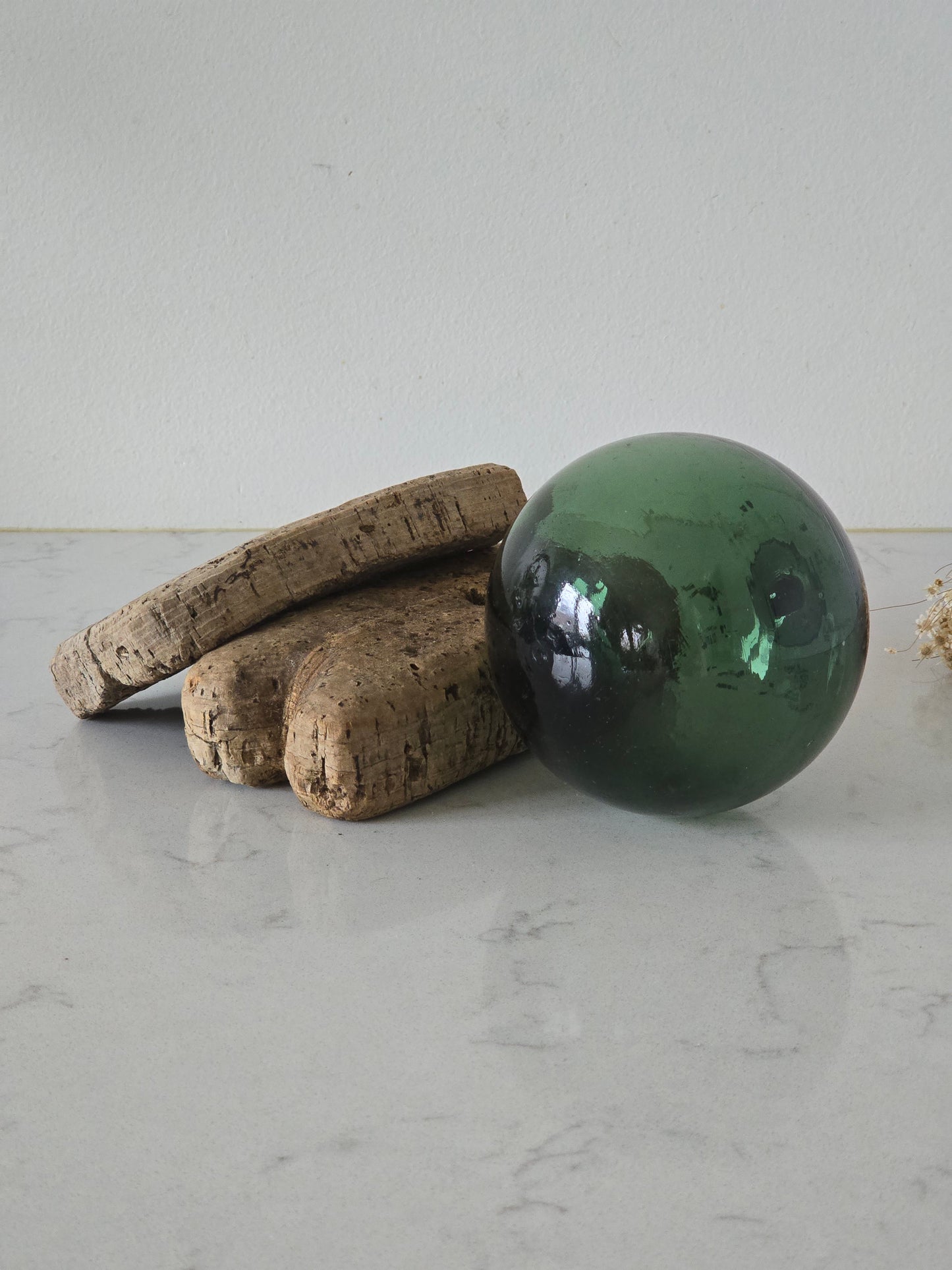 vintage kalastussetti, vihreä lasikoho ja korkki-verkonmerkit