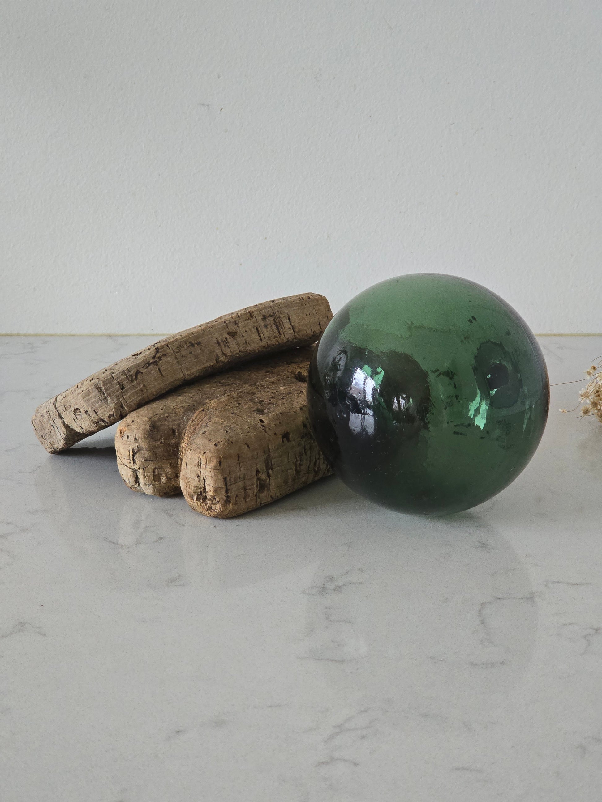 vintage kalastussetti, vihreä lasikoho ja korkki-verkonmerkit