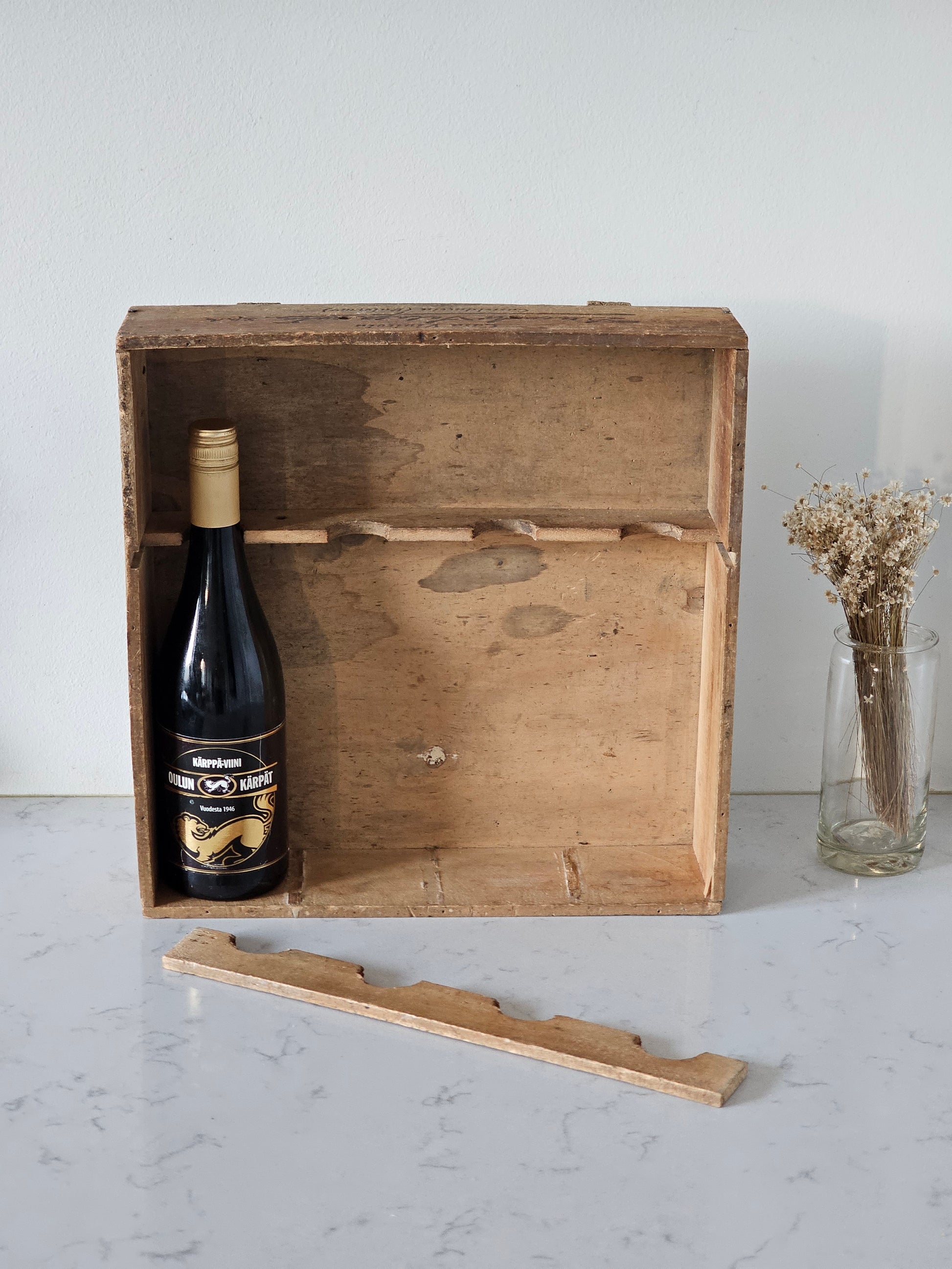 italialainen vintage viinilaatikkohylly