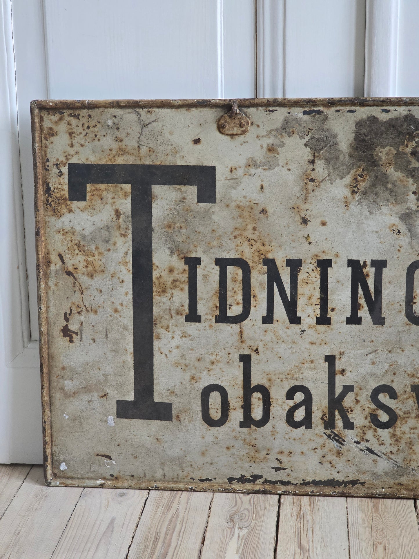 Tidningar Tobaksvaror metallikyltti