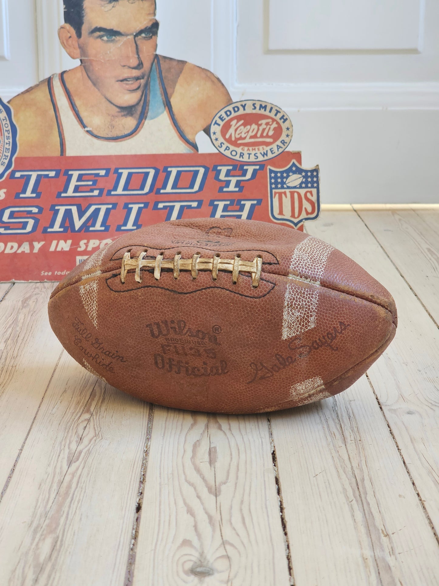 NFL kypärä, pallo ja mainos
