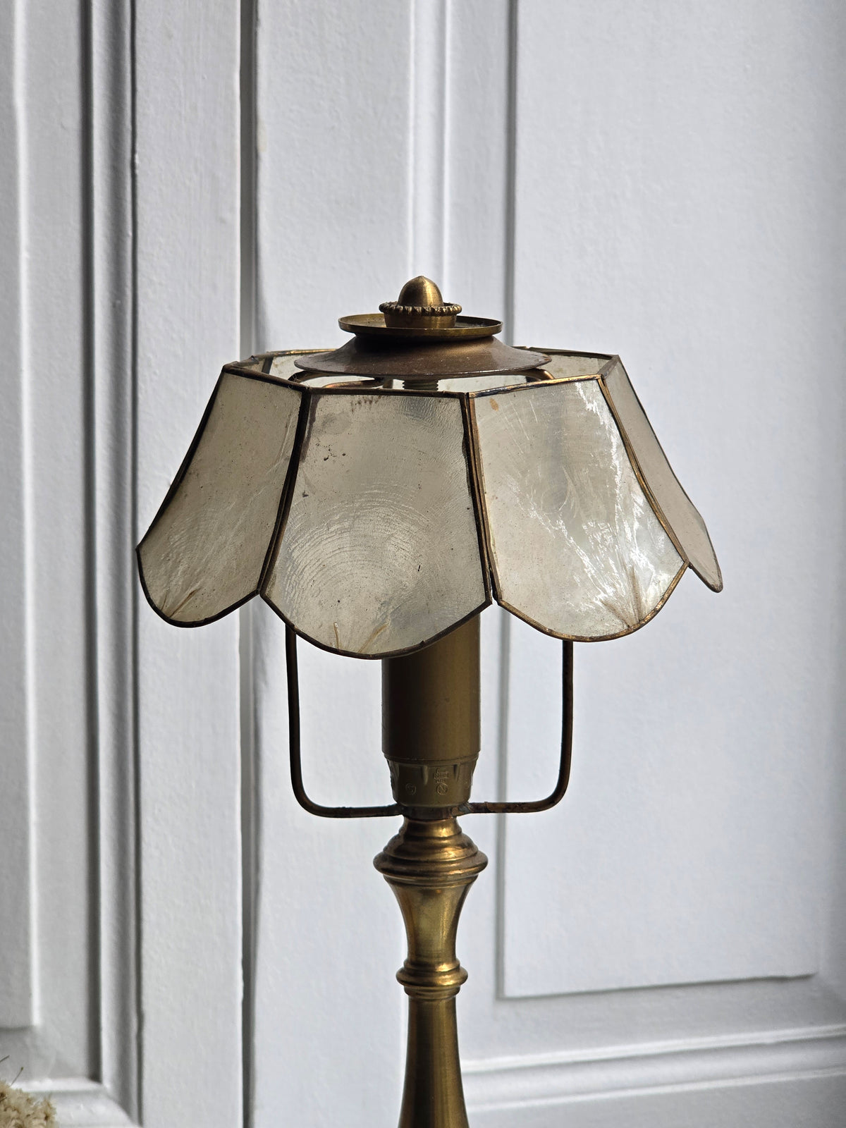 Pöytälamppu helmiäisvarjostimella