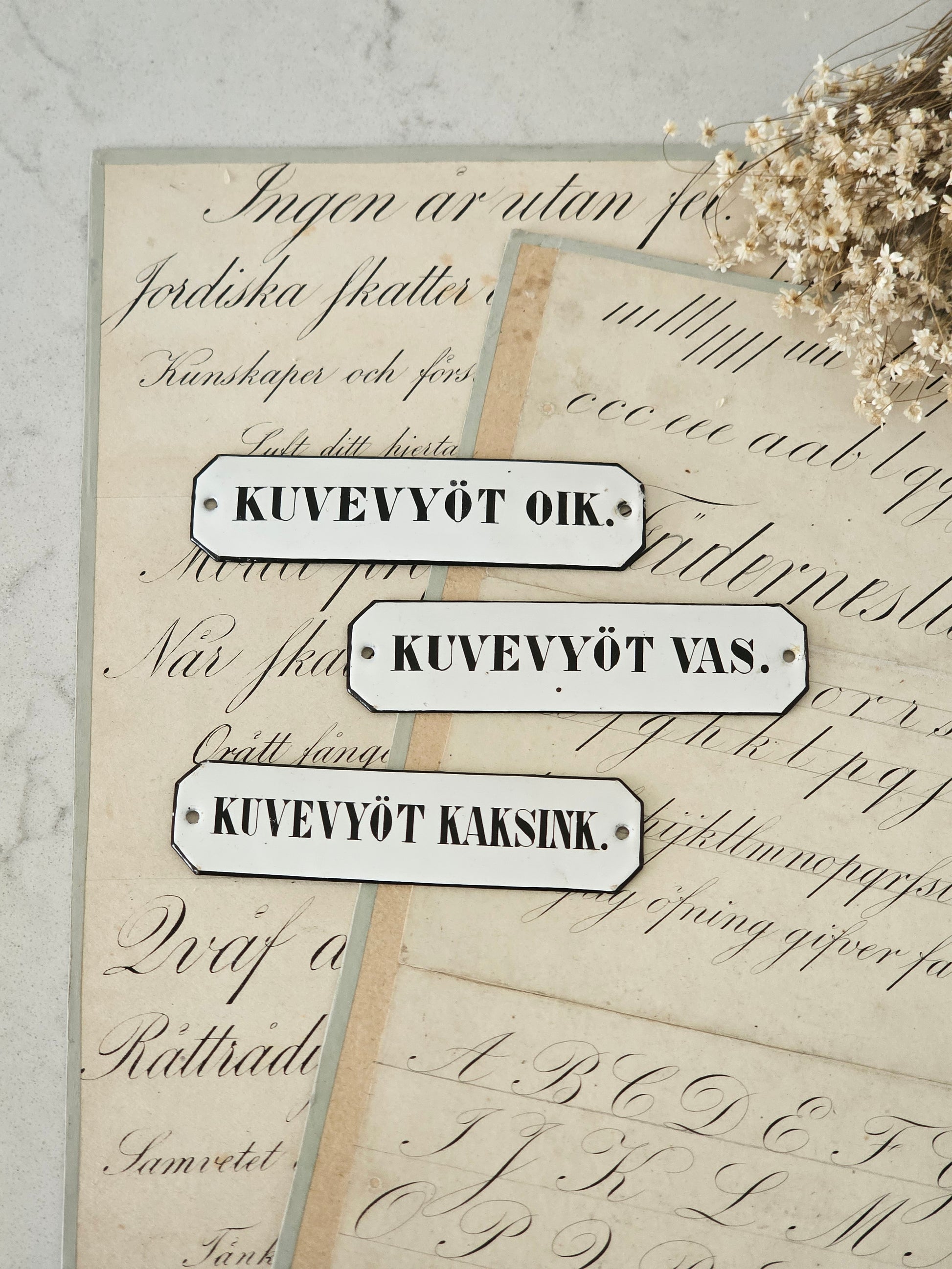 Vanhat kuvevyö-emalikyltit