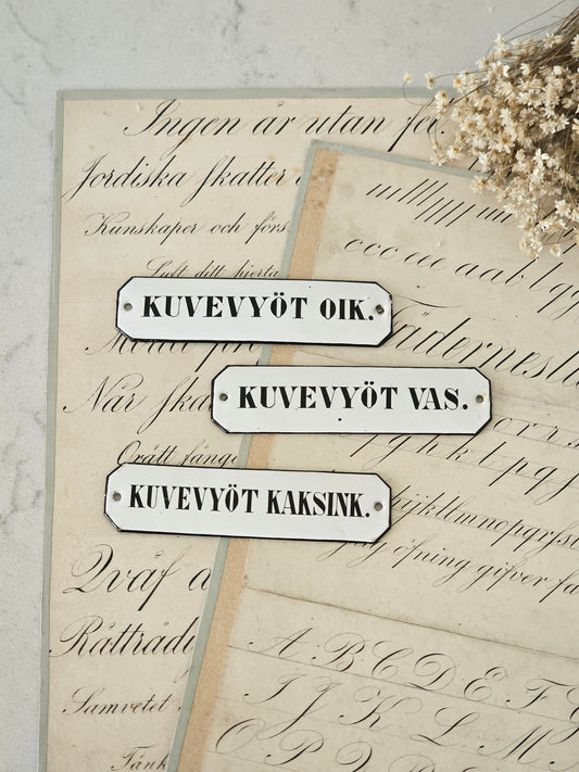 Vanhat kuvevyö-emalikyltit
