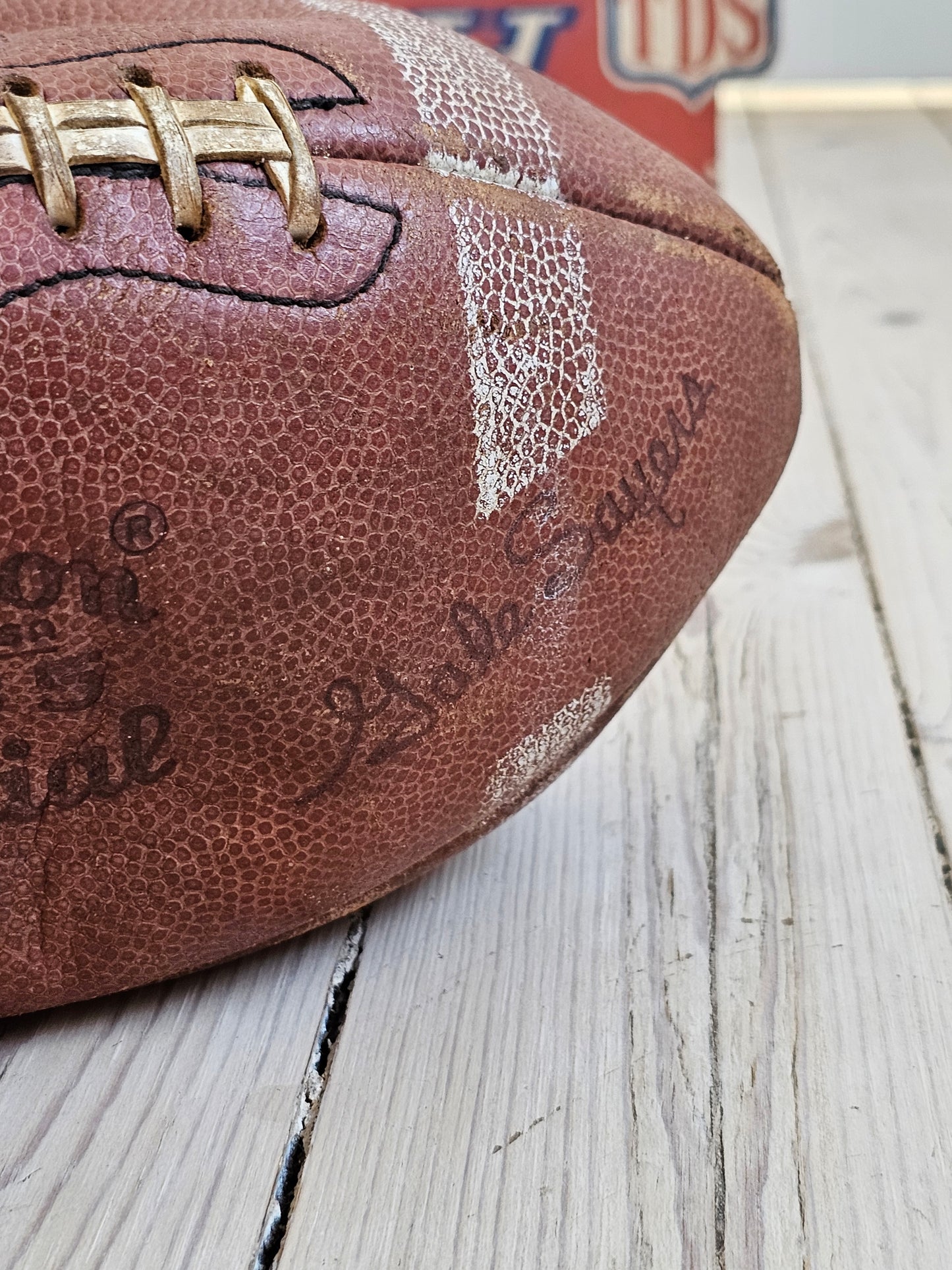 NFL kypärä, pallo ja mainos