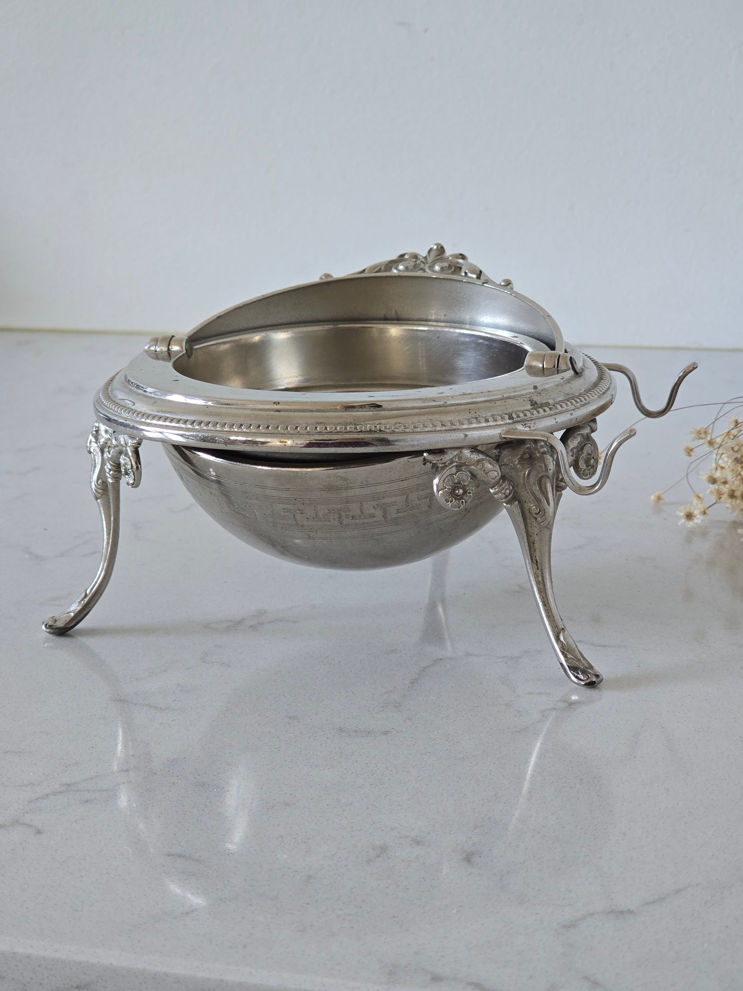 Vanha vintage koruastia