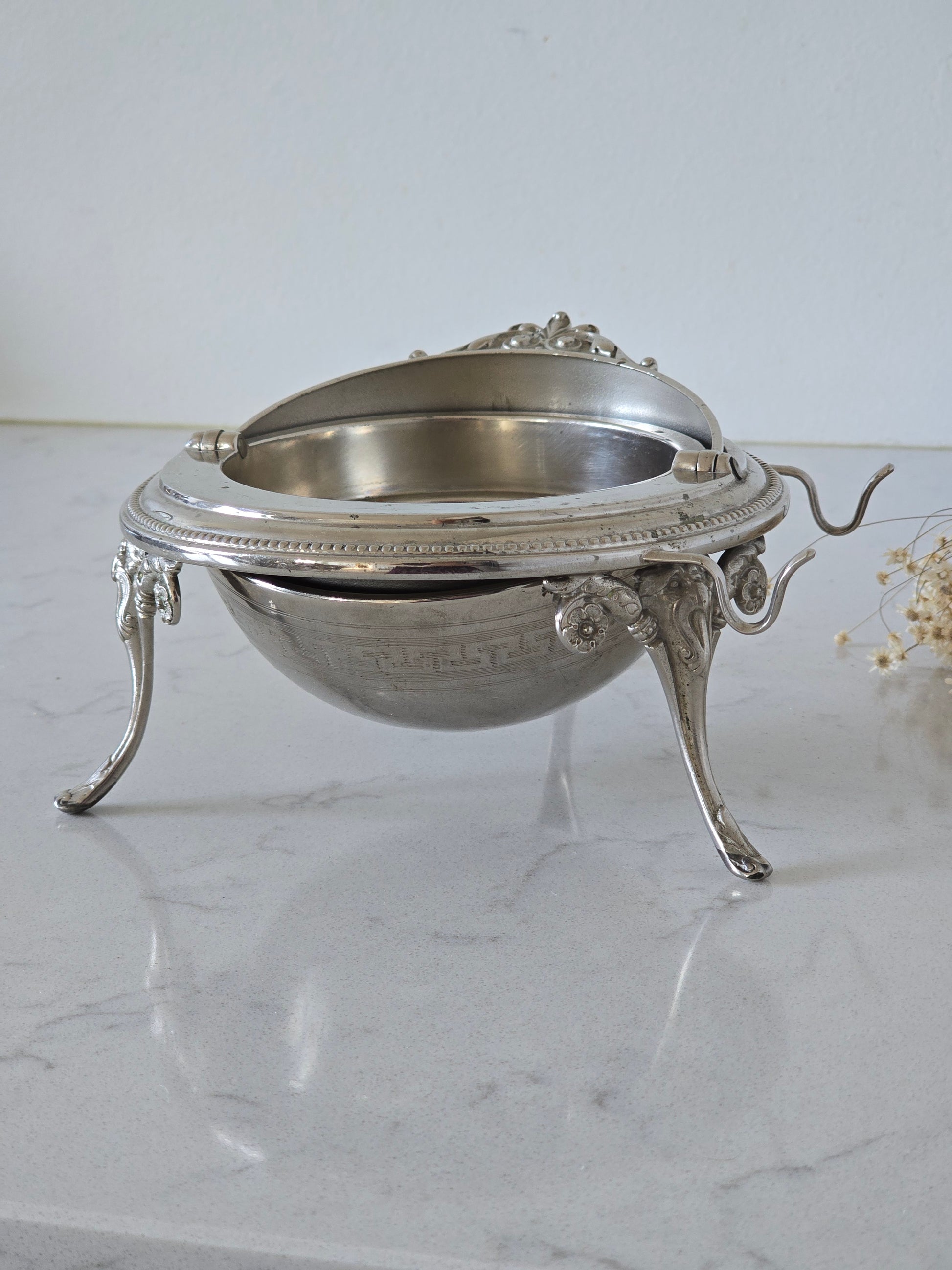 Vanha vintage koruastia