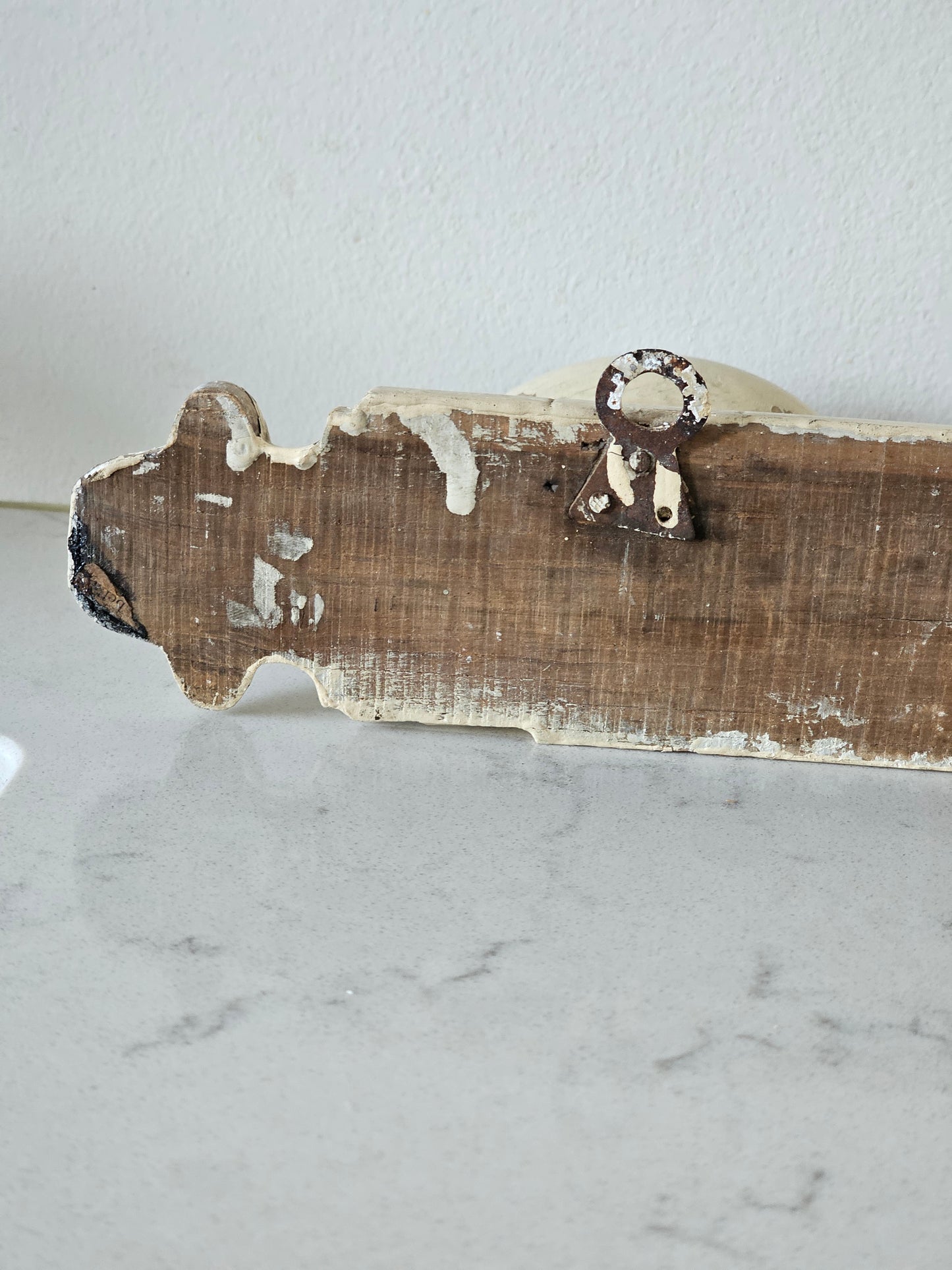 Kermanvalkoinen viehättävä vintagepuunaulakko