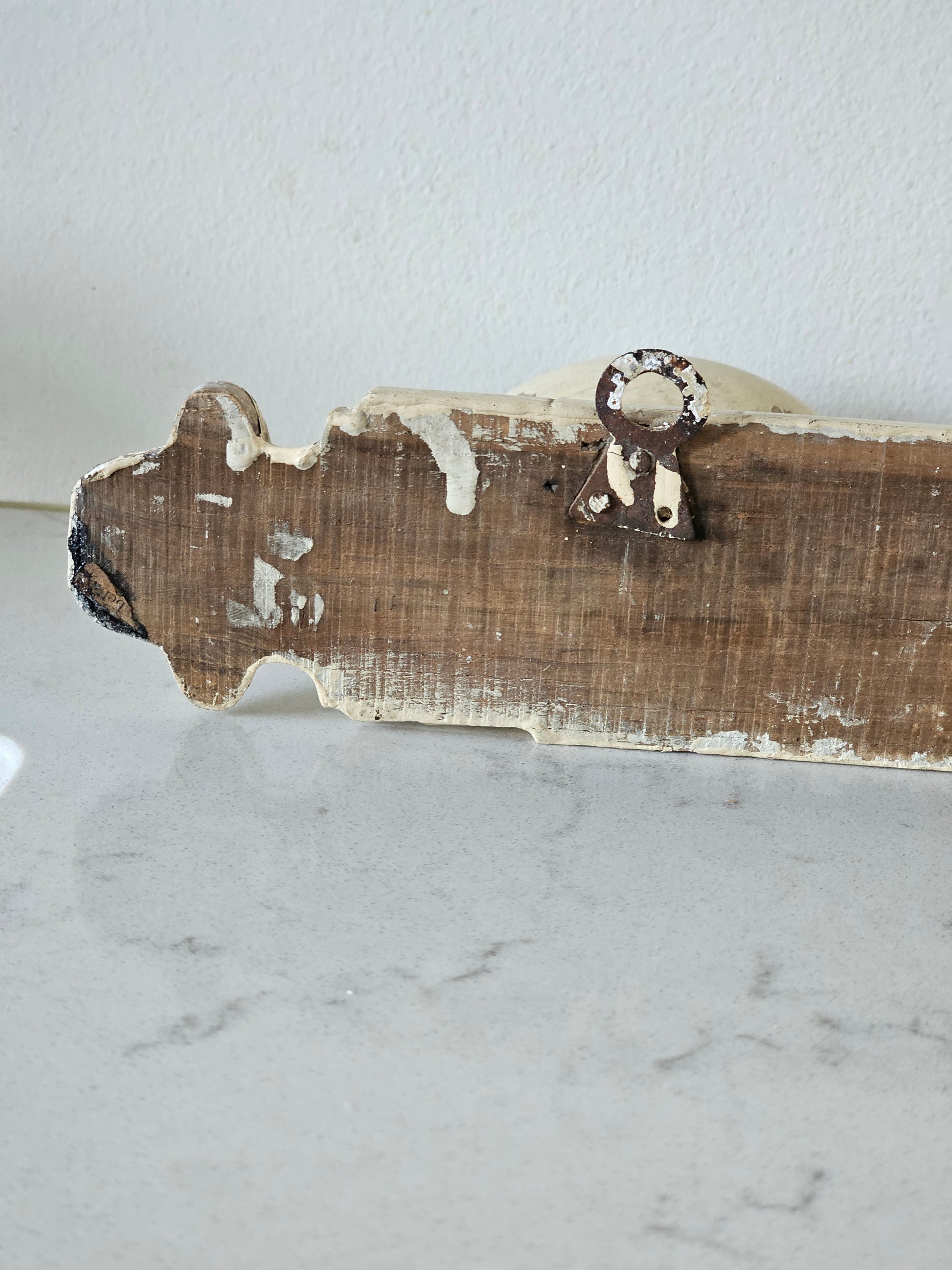 Kermanvalkoinen viehättävä vintagepuunaulakko