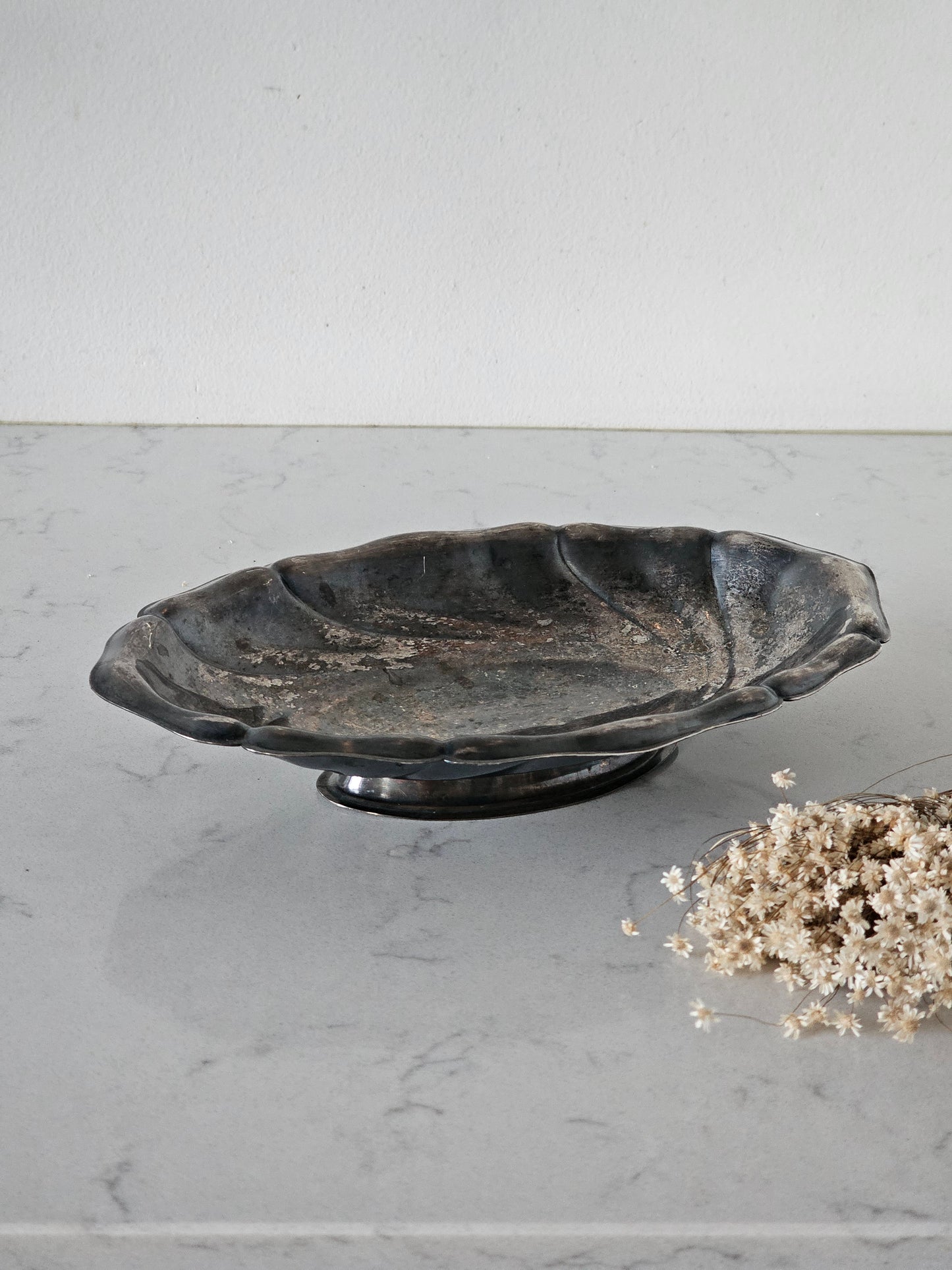 Jalallinen tarjoiluastia