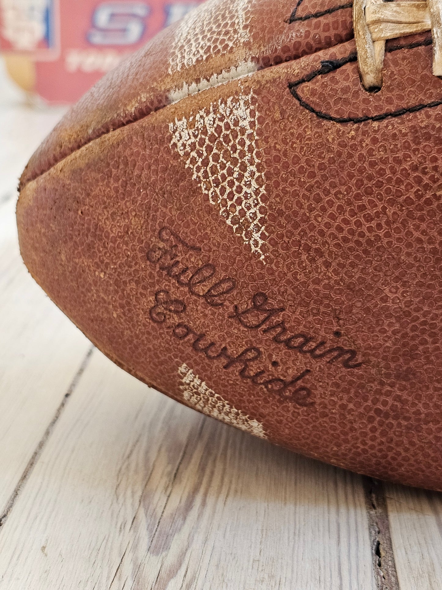 NFL kypärä, pallo ja mainos
