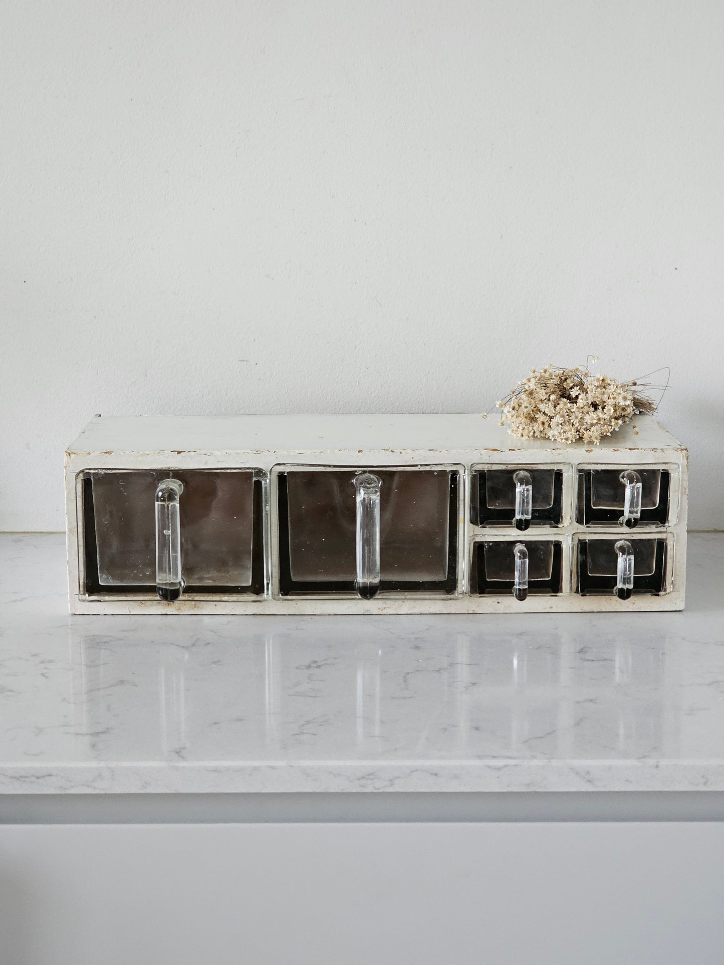 Keittiön lasilaatikosto, 1950-luku