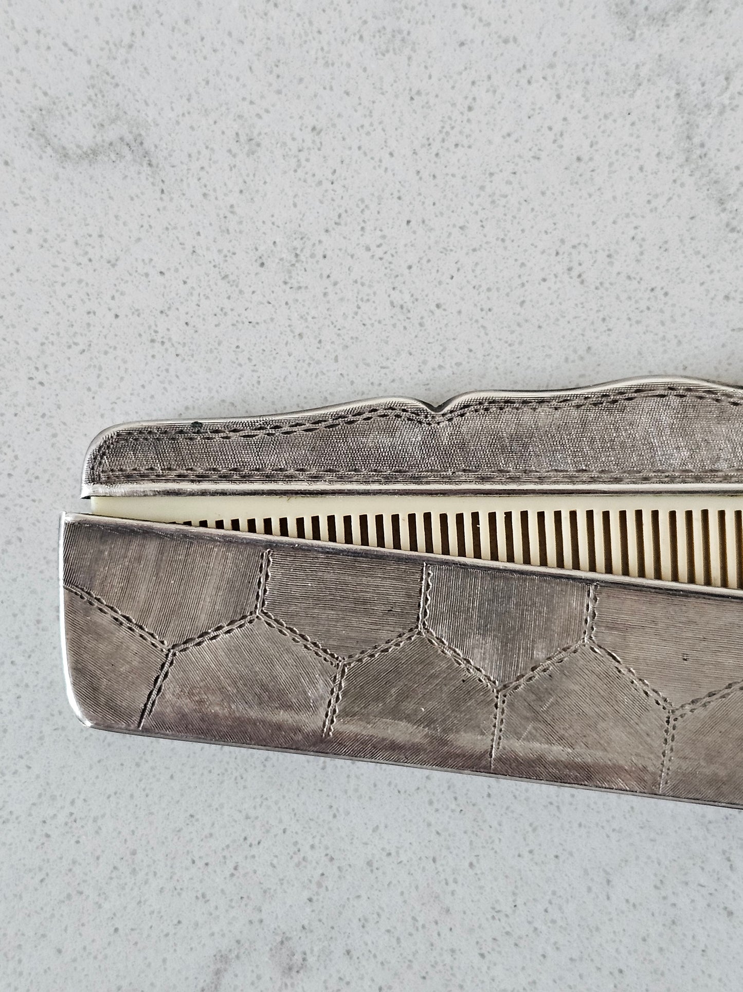 Vanha kampa suojakotelolla