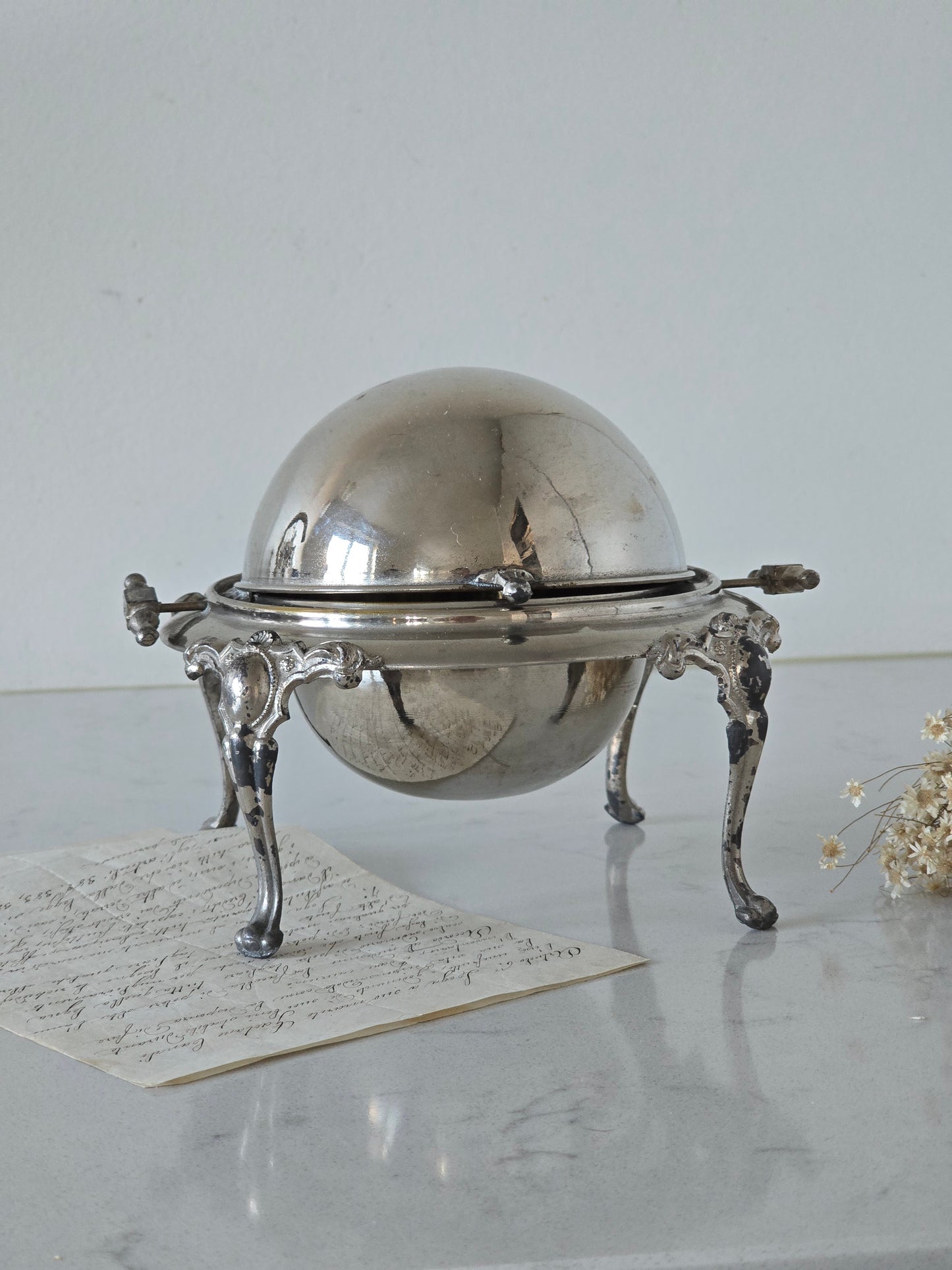 Vanha vintage kaviaariastia