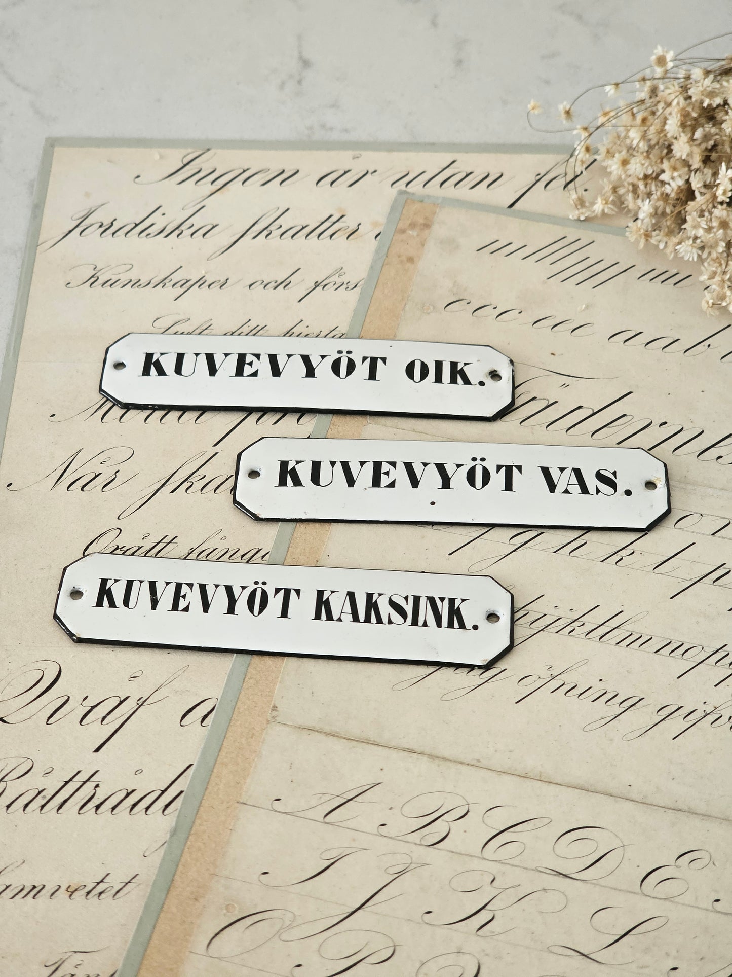 Vanhat kuvevyö-emalikyltit