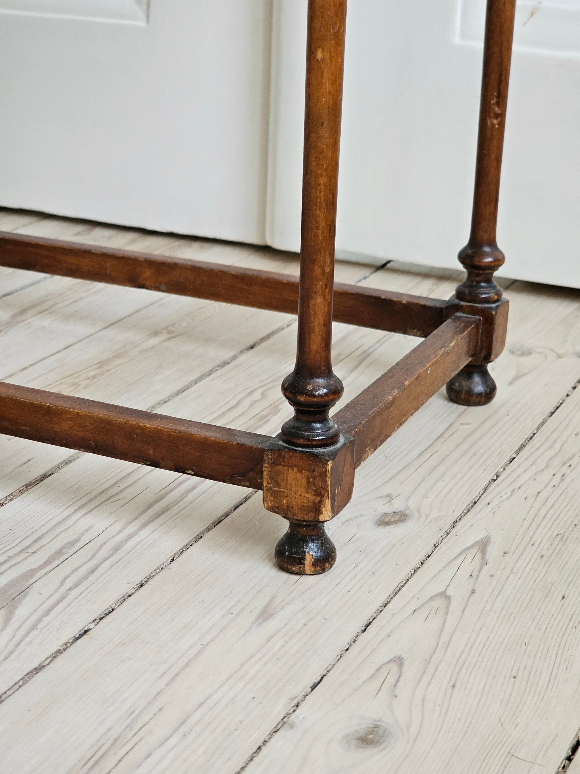 Pieni vintage sivupöytä