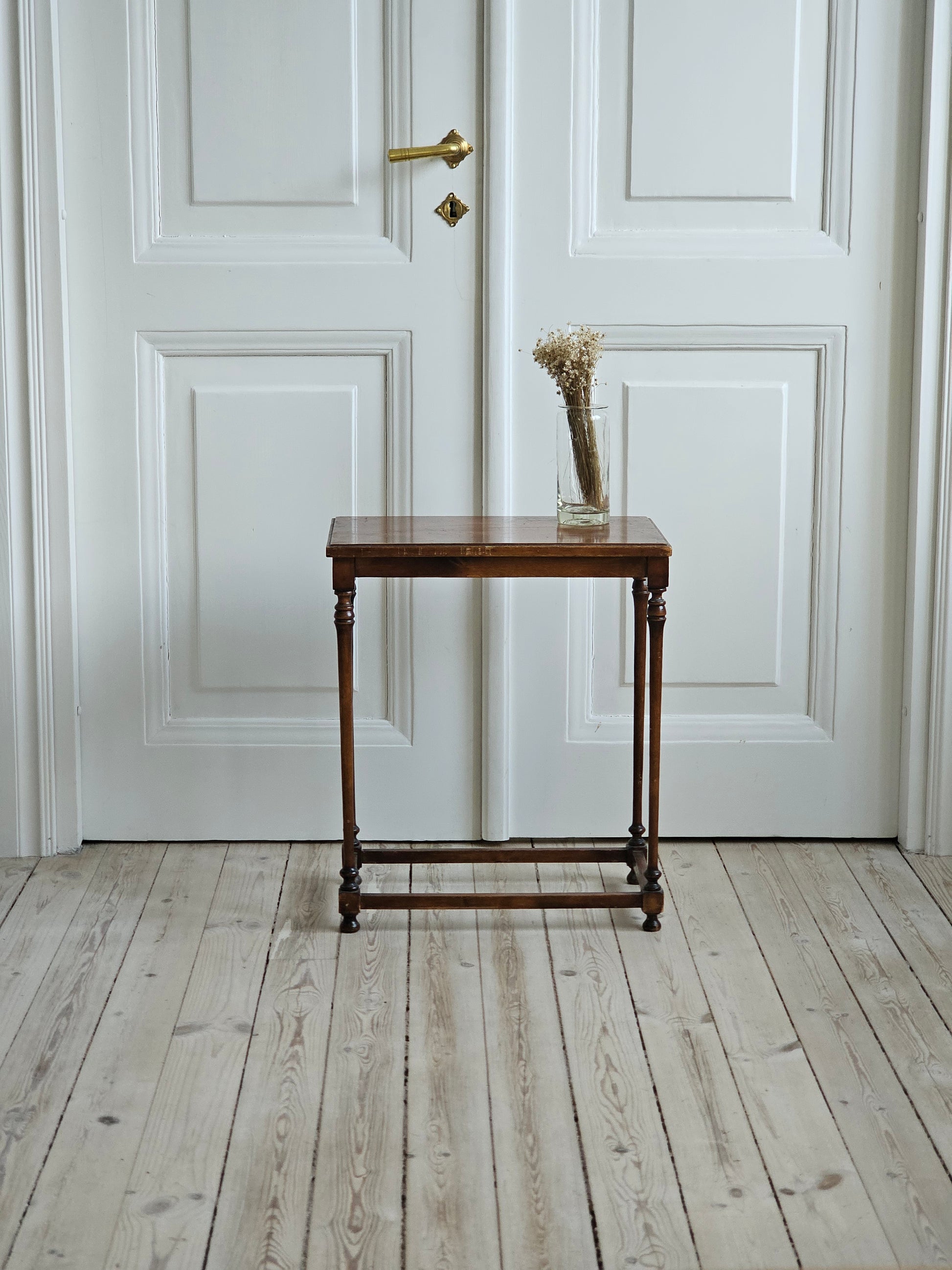 Pieni vintage sivupöytä