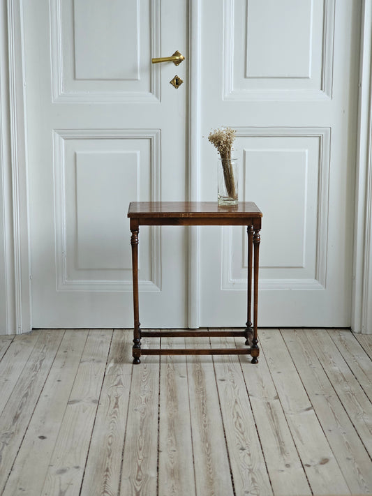 Pieni vintage sivupöytä