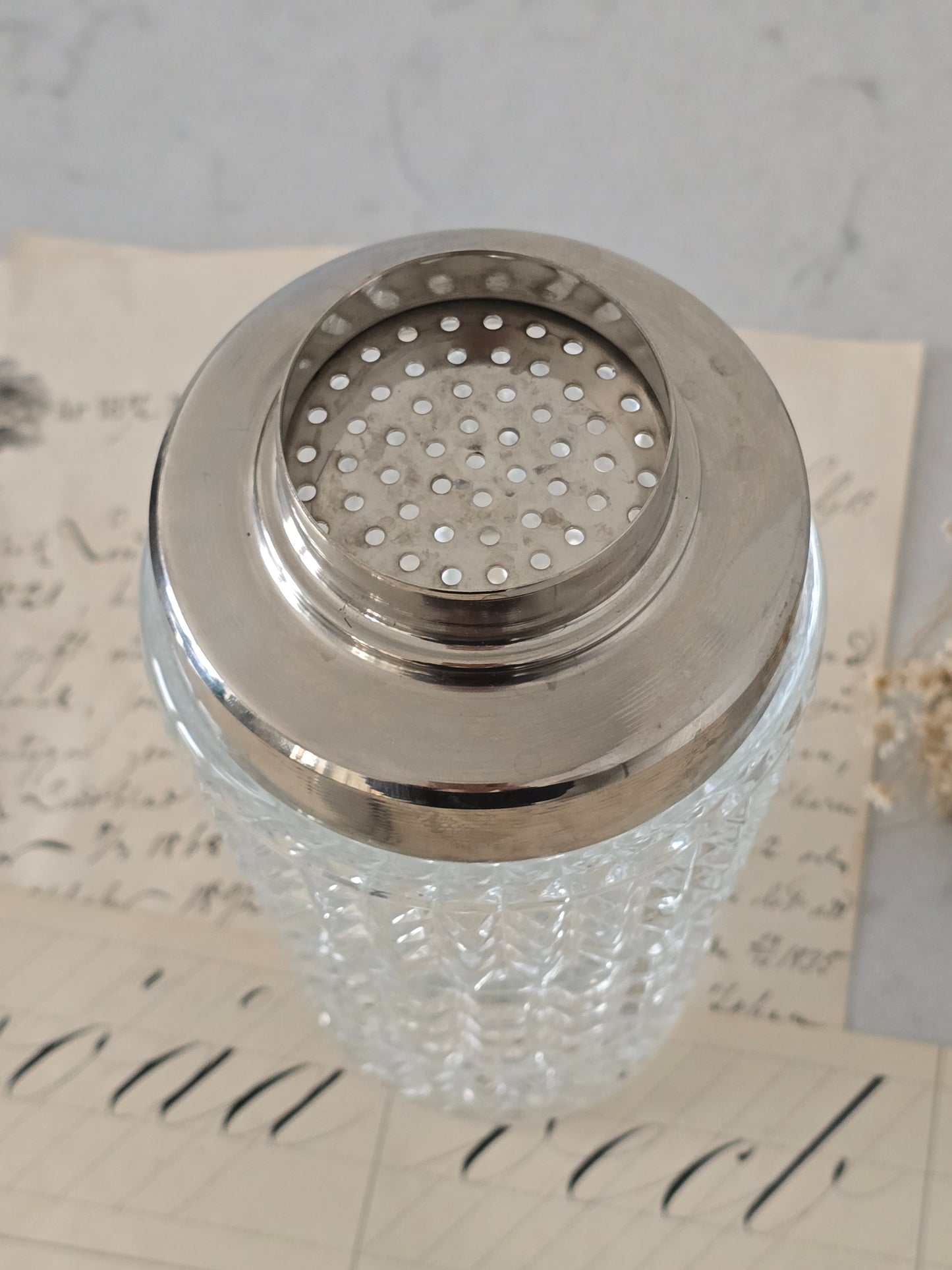 Vanha kristallinen vintage shaker