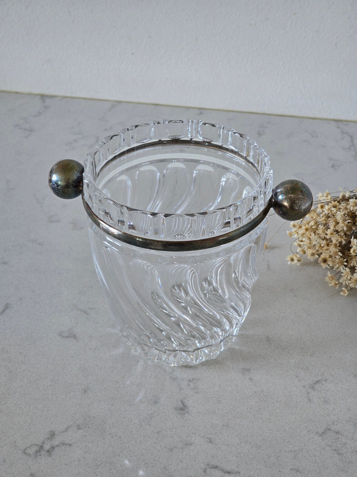 Vanha kristallinen vintage jääpala-astia