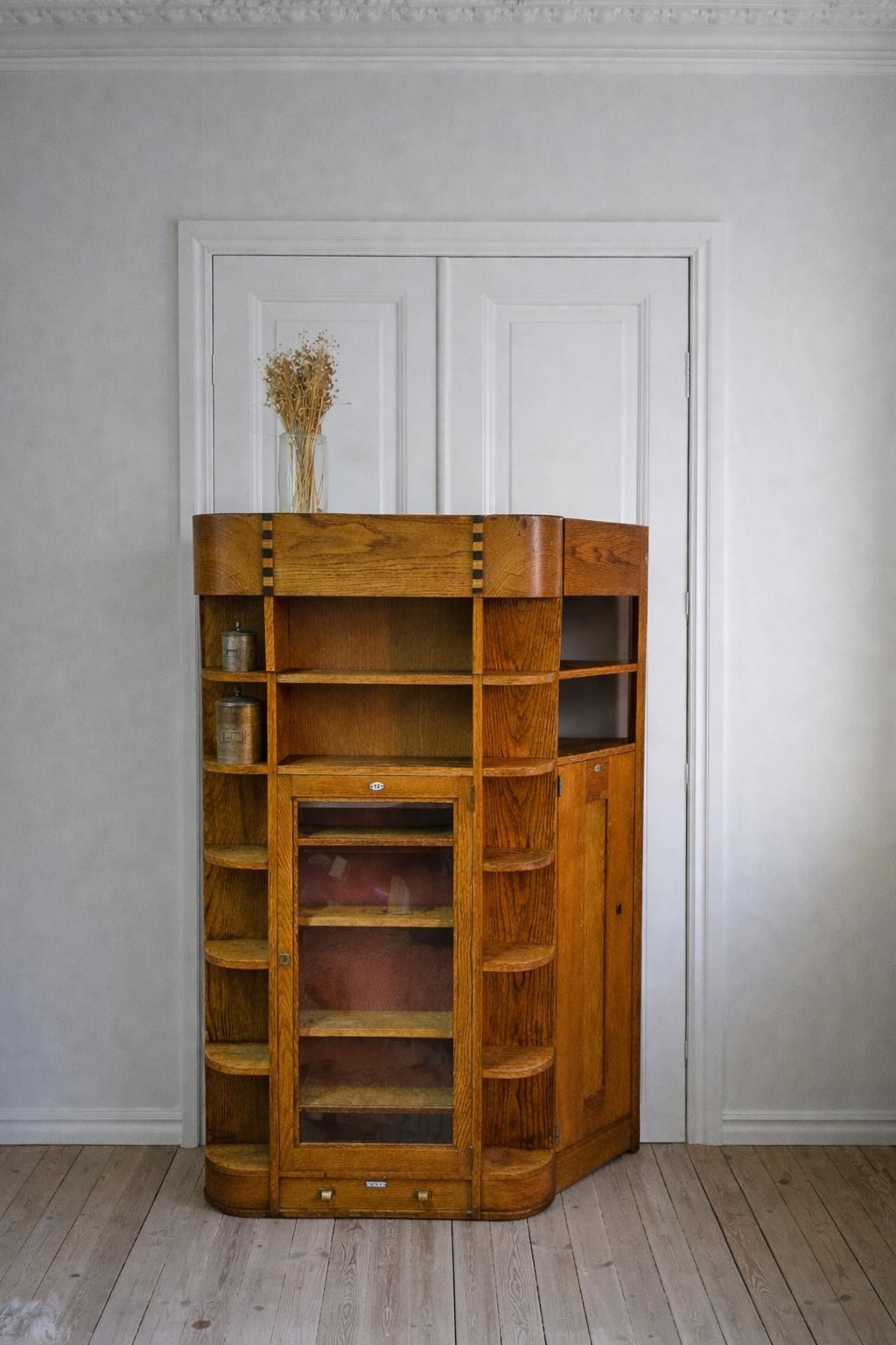 Vanha vintage apteekkarin kaappi