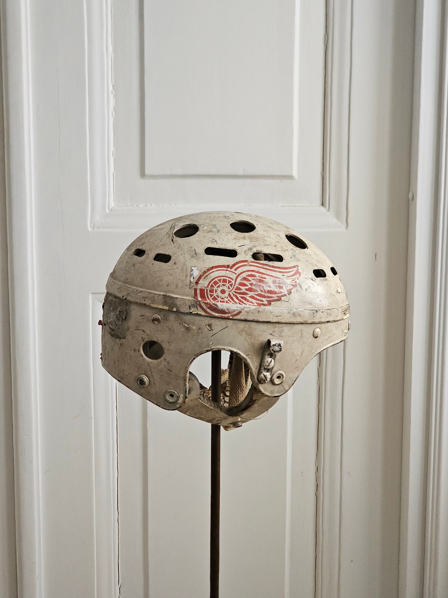 Vanha vintage Detroit Red Wings jääkiekkokypärä 