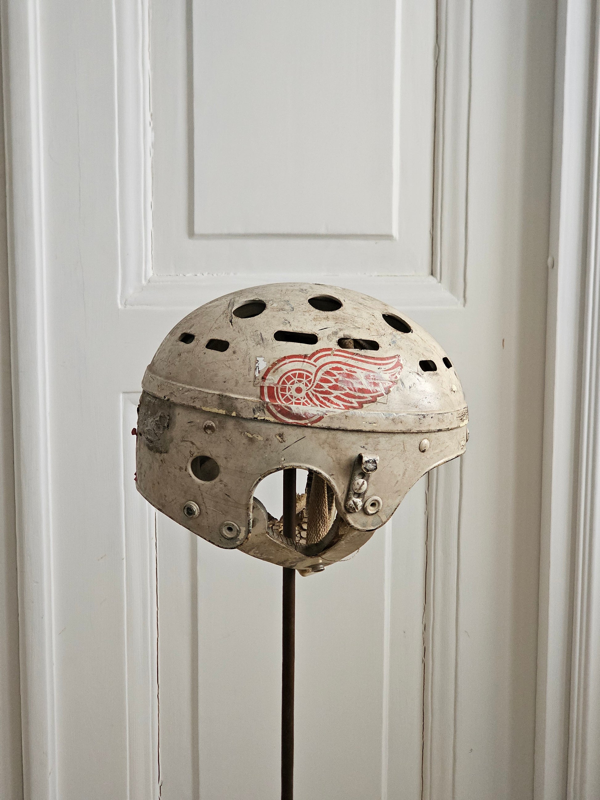 Vanha vintage Detroit Red Wings jääkiekkokypärä 