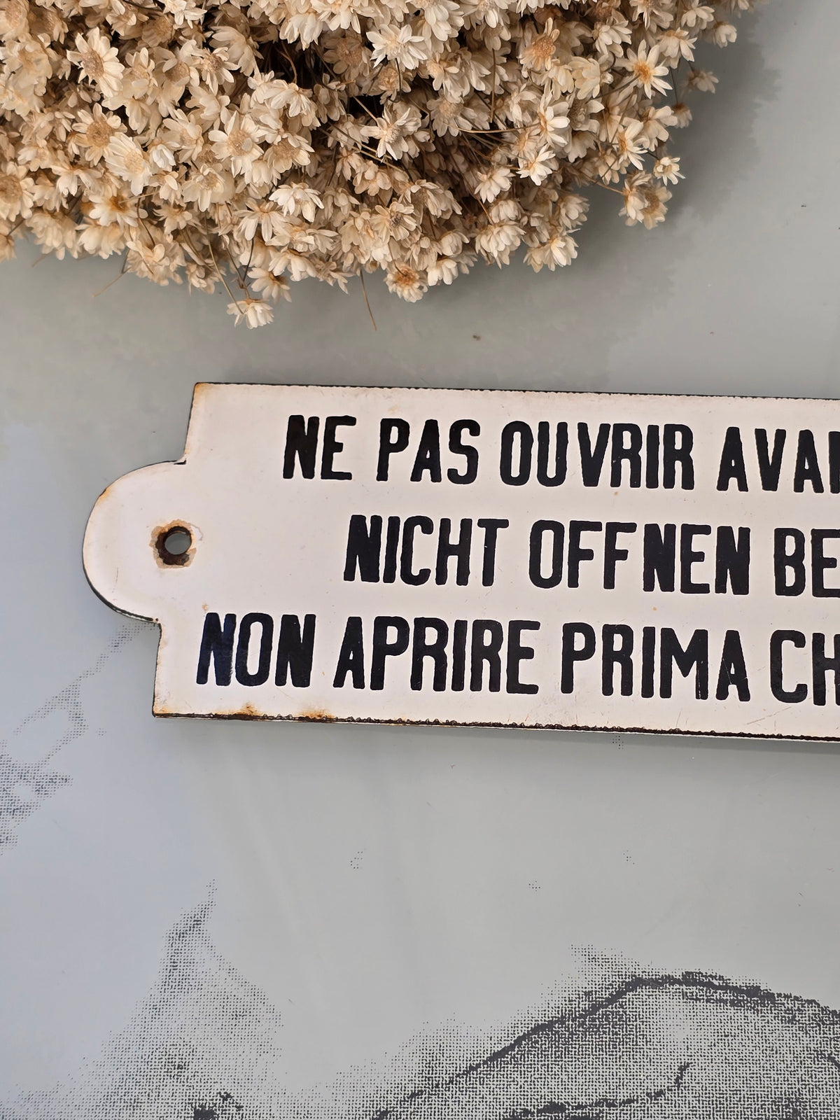 Vanha emalikyltti junasta