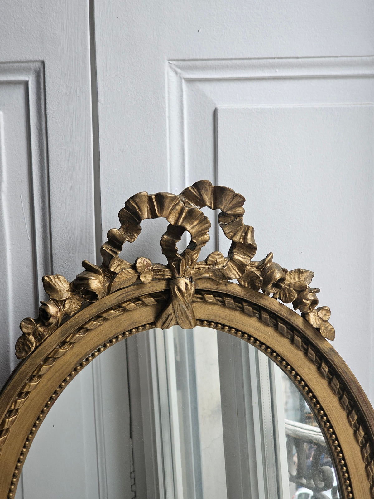 Soikea peili rusettikoristeella