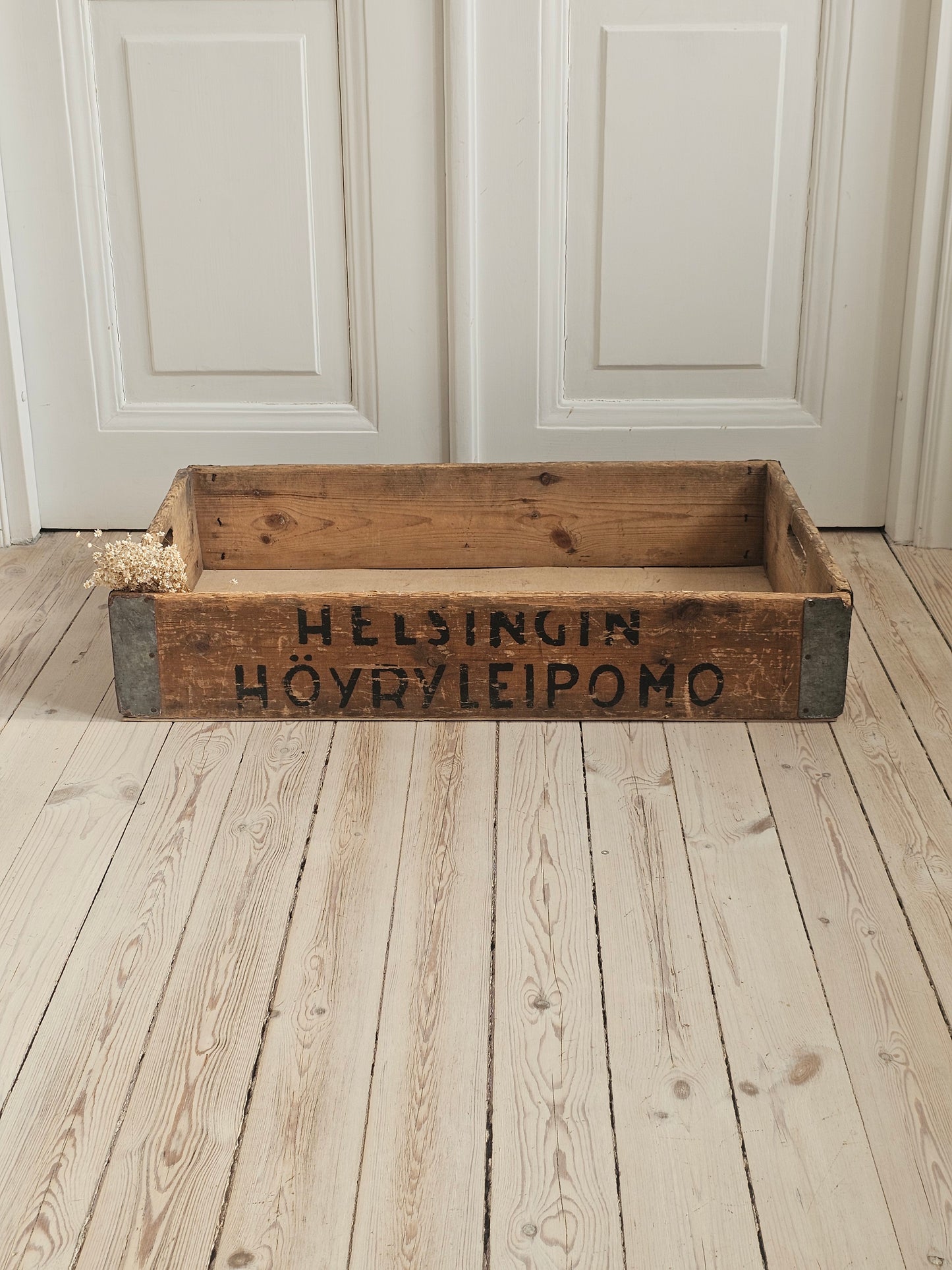 Vanha puulaatikko Helsingin höyryleipomo