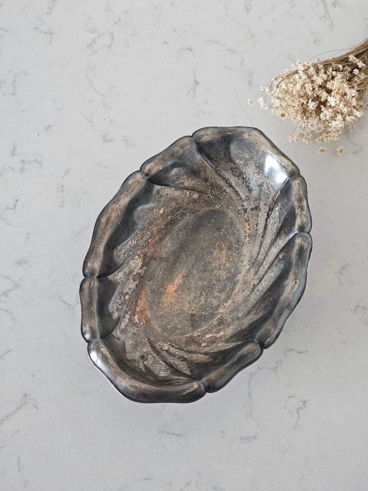 Jalallinen tarjoiluastia