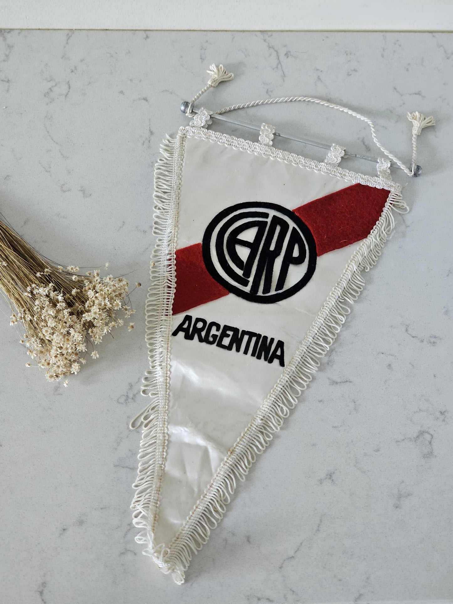 Vanha argentiinalaisen jalkapallojoukkue CARP:n (Club Atlético River Plate) viiri 1960-luvulta