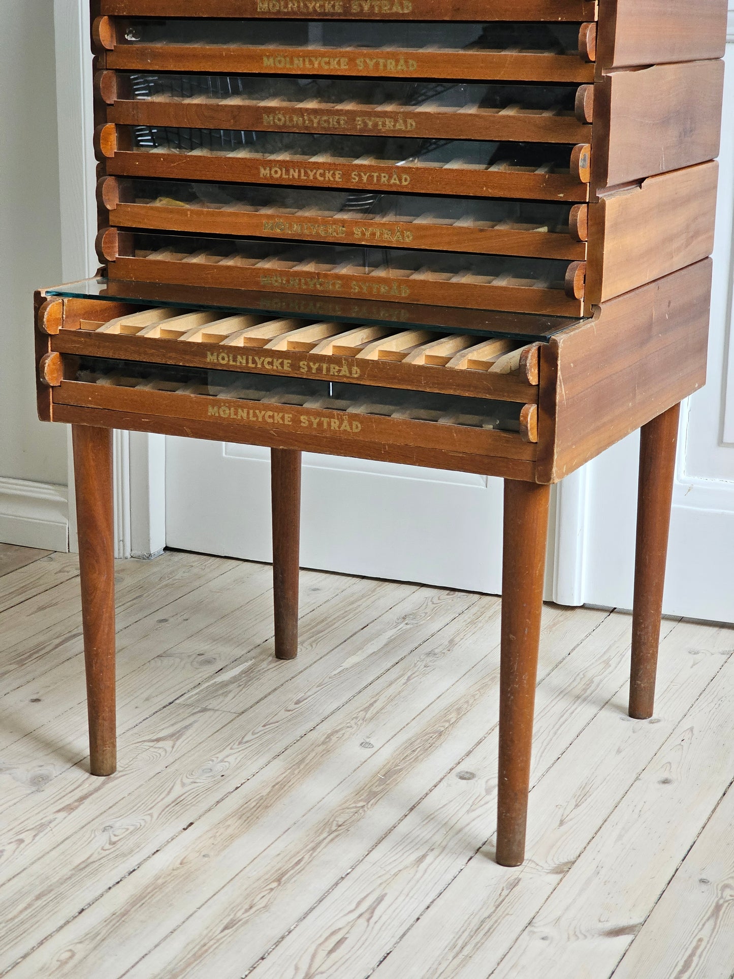 Vanha vintage huonekalu lankarullahylly Mölnlycke Sytråd, 1950-1960-luku