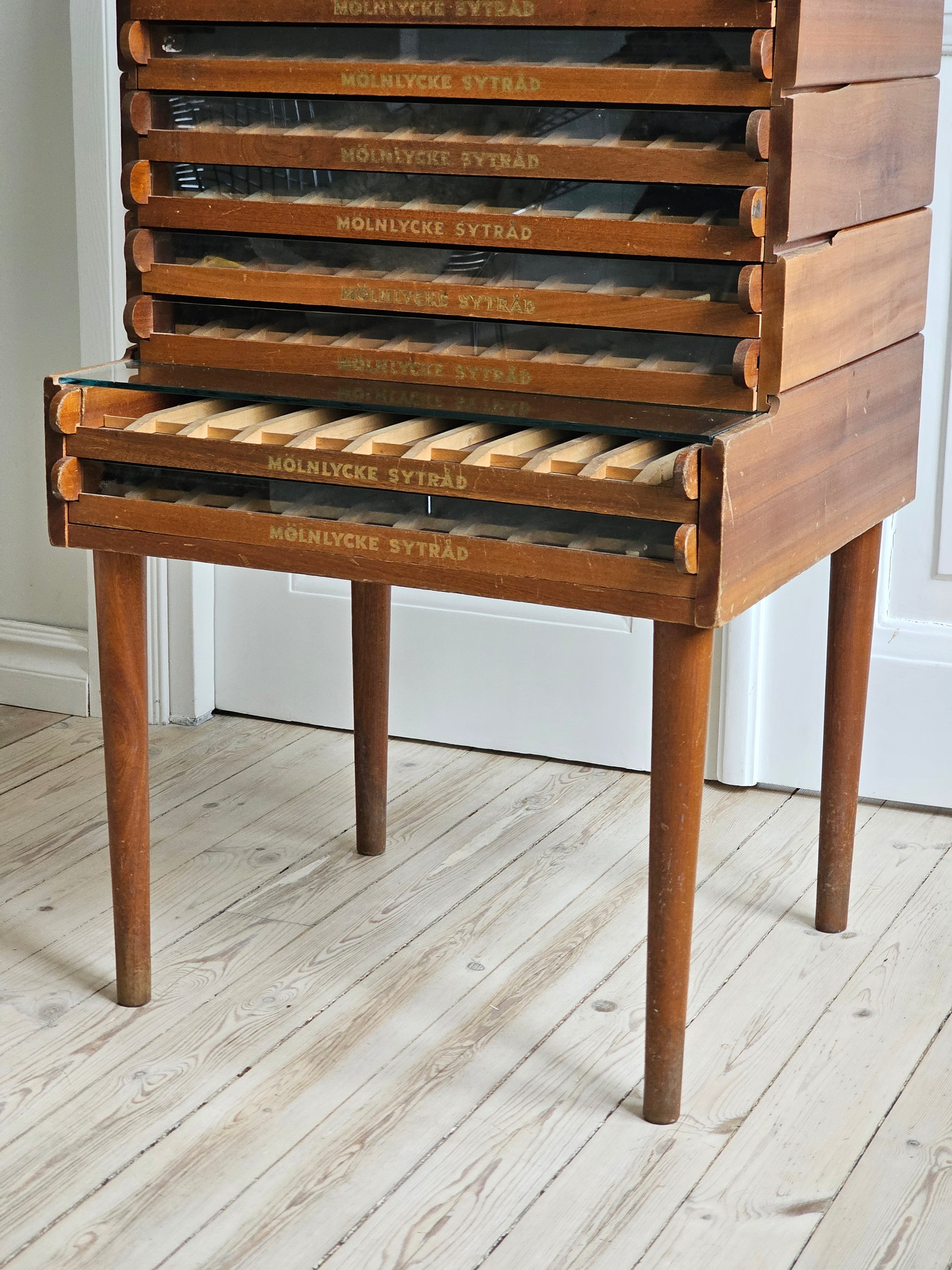 Vanha vintage huonekalu lankarullahylly Mölnlycke Sytråd, 1950-1960-luku