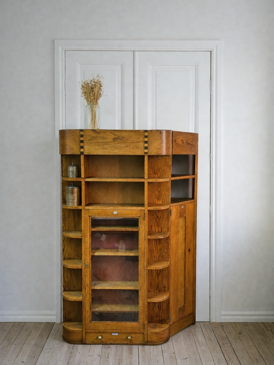 Vanha Vintage apteekkarin kaappi