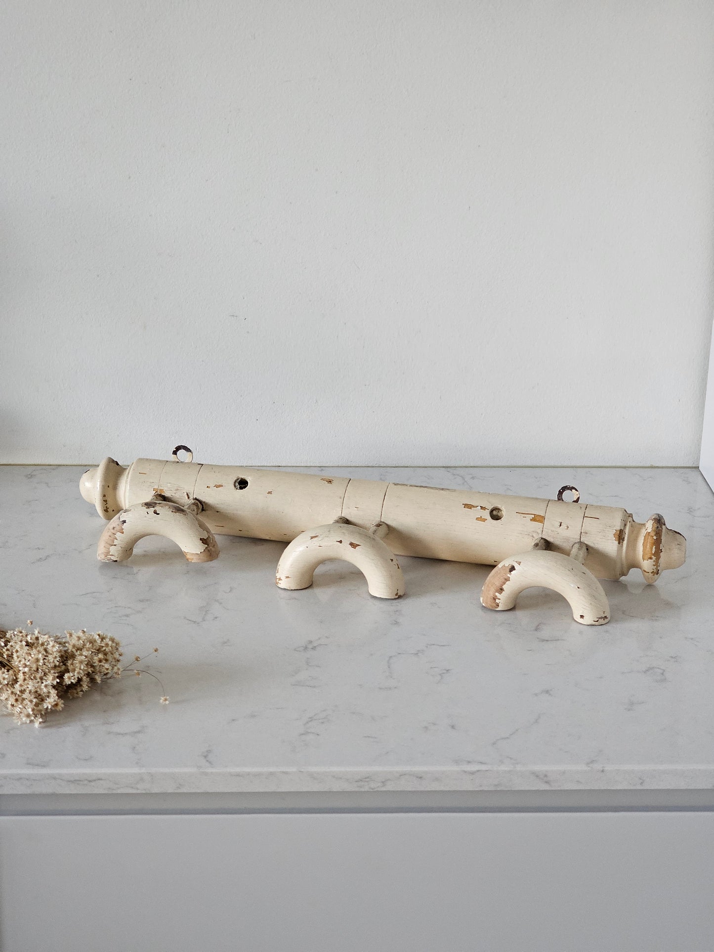 Kermanvalkoinen viehättävä vintagepuunaulakko