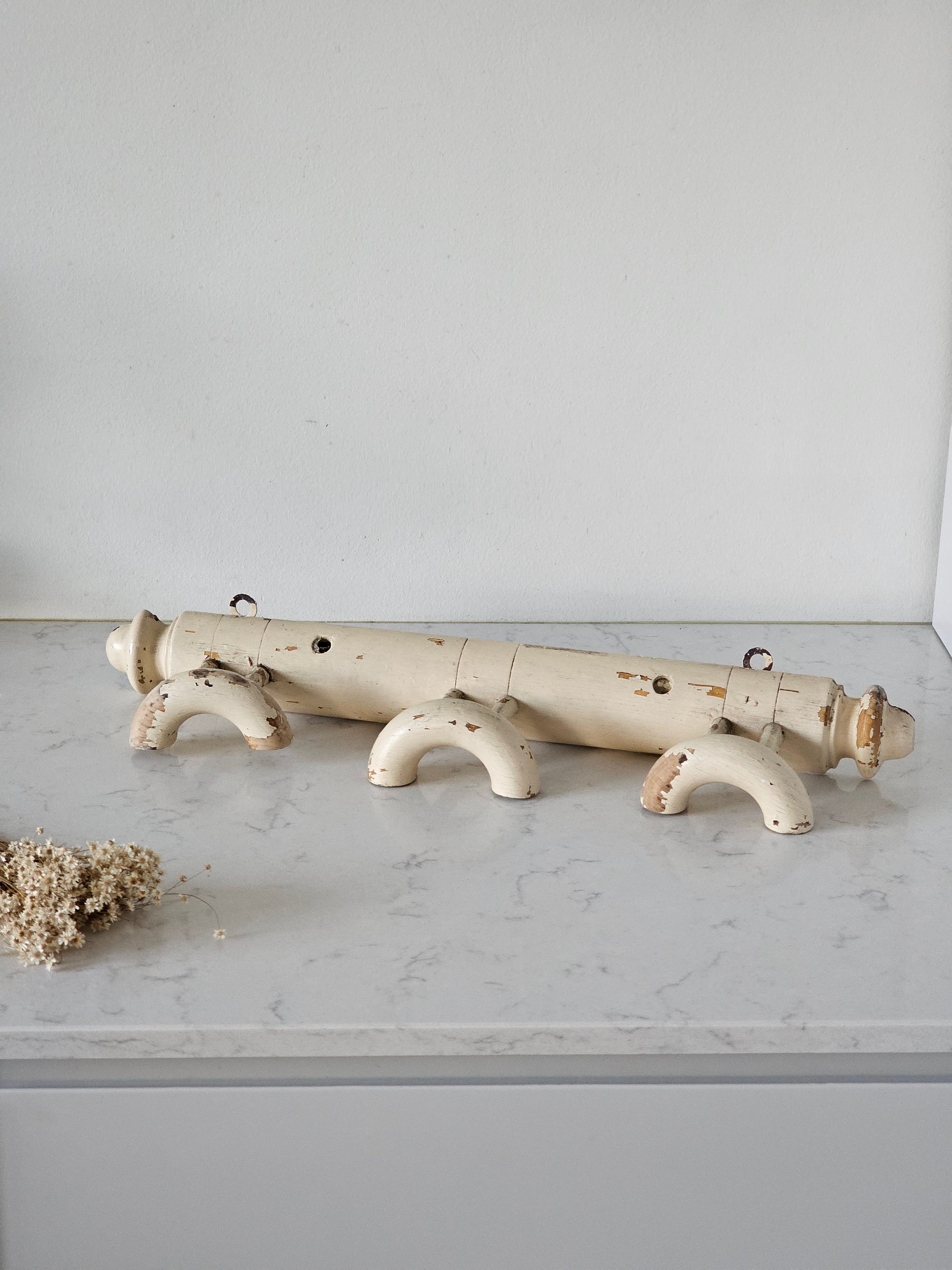 Kermanvalkoinen viehättävä vintagepuunaulakko