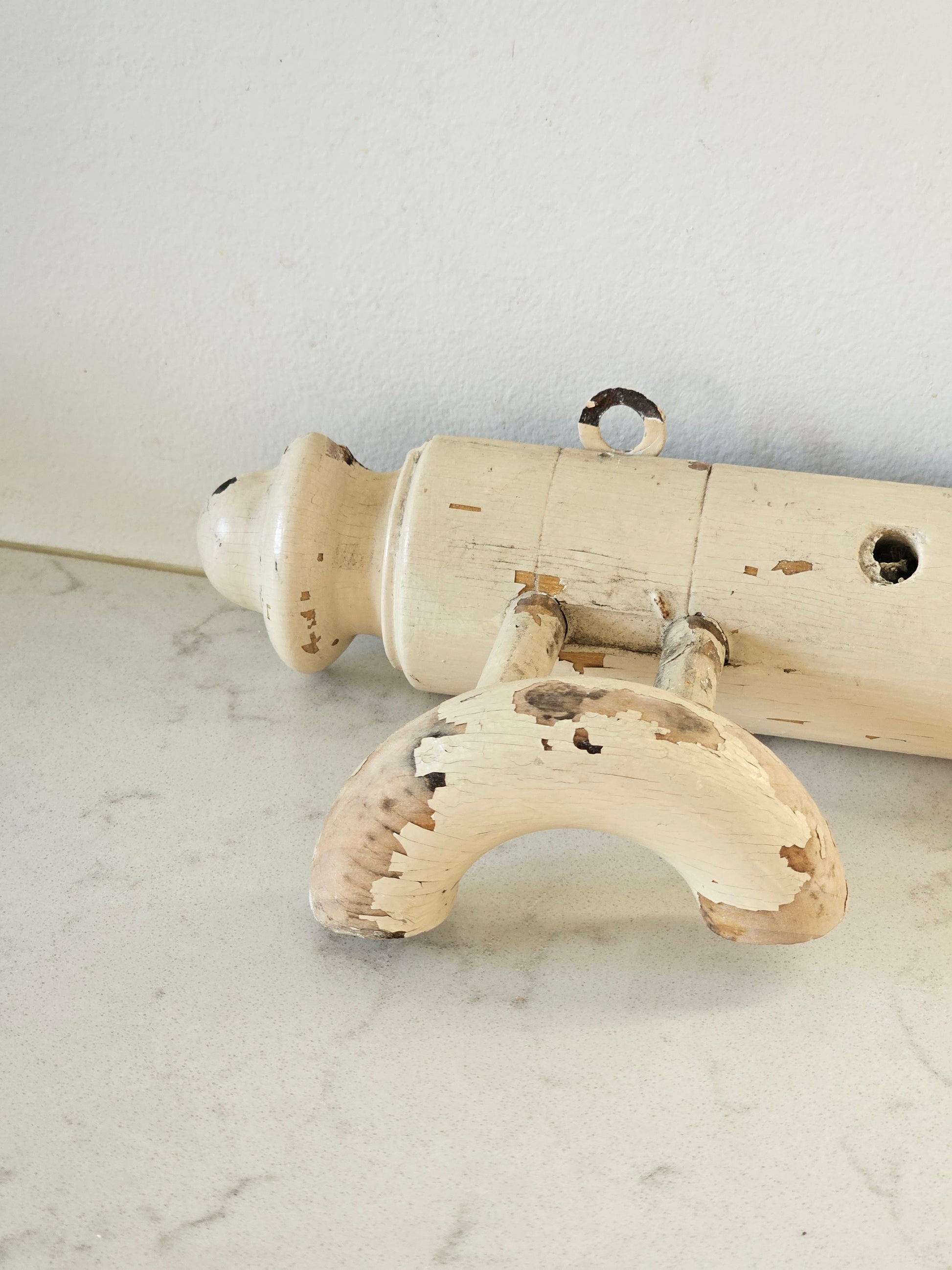 Kermanvalkoinen viehättävä vintagepuunaulakko