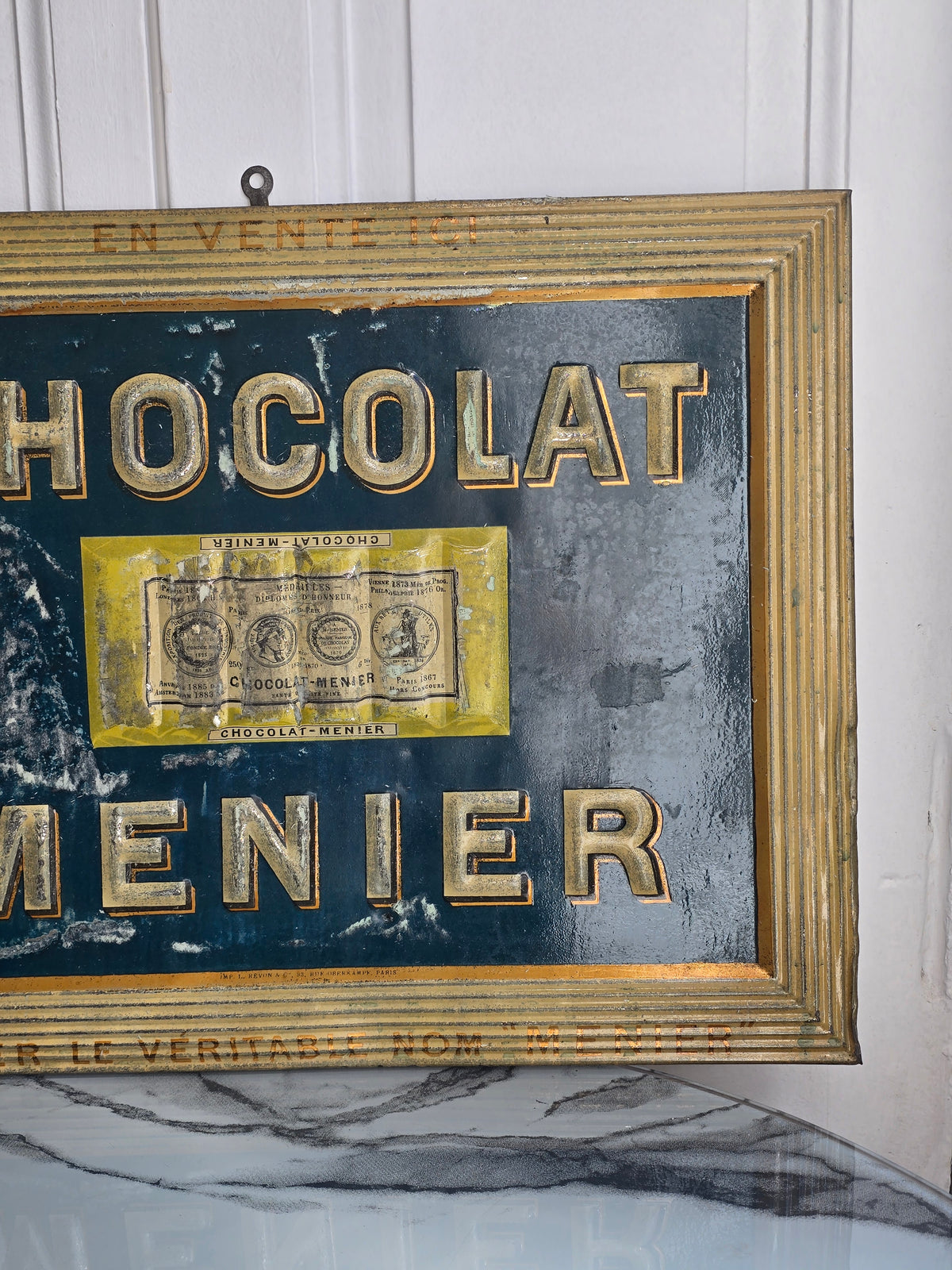 Vanha Chocolat Menier-metallikyltti.